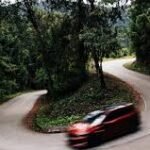 Was kann in Kurven zum Schleudern Ihres Kraftfahrzeugs führen