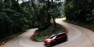 Was kann in Kurven zum Schleudern Ihres Kraftfahrzeugs führen