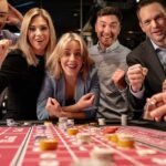 Casino-Turniere: Wettbewerb als Spielformat der Zukunft? Casino-Turniere erleben seit einigen Jahren eine spürbare Renaissance. Was früher oft nach „Sonderaktion am Wochenende“ klang, ist heute in vielen Online-Casinos ein fester Bestandteil der Plattformlogik: Leaderboards, Missionen, zeitlich begrenzte Challenges und regelmäßige Ranglisten-Events. Der Reiz ist schnell erklärt: Turniere geben dem Spiel eine zusätzliche Ebene, die über den einzelnen Spin oder die einzelne Runde hinausgeht. Statt nur „zu spielen“, spielen Nutzer plötzlich gegen eine Uhr, gegen Aufgaben oder gegen andere Teilnehmer. Gleichzeitig ist die Frage berechtigt, ob Turniere wirklich das „Format der Zukunft“ sind – oder nur ein weiteres Incentive in einem ohnehin stark beworbenen Umfeld. Die Antwort liegt irgendwo dazwischen. Turniere können das Erlebnis strukturieren und spannender machen, sie können aber auch dazu verleiten, länger oder impulsiver zu spielen. Entscheidend ist deshalb nicht nur das Turnier selbst, sondern wie transparent Regeln, Wertung, Teilnahmebedingungen und Responsible-Gaming-Tools gestaltet sind. Warum Turniere so gut zur Online-Logik passen Online-Casinos konkurrieren nicht nur über Spielauswahl, sondern über Nutzererlebnis. Viele Plattformen versuchen, den Einstieg zu vereinfachen: klare Kategorien, Empfehlungen, schnelle Spielstarts. Turniere passen in dieses Bild, weil sie Orientierung geben. Ein Spieler muss nicht lange überlegen, „was sich heute lohnt“, sondern kann sich an einem Event entlanghangeln: Diese Slots zählen, dieses Zeitfenster gilt, diese Rangliste läuft. Dazu kommt ein psychologischer Effekt: Wettbewerb macht aus einer einzelnen Aktivität eine Geschichte. Wer in der Rangliste aufsteigt, erlebt Fortschritt. Wer kurz vor dem Ziel steht, erlebt Spannung. Diese Dramaturgie ist für viele motivierender als das klassische „Session-Gefühl“, bei dem Runden oft ohne klaren Anfang oder Abschluss ineinander übergehen. Turniere liefern also Struktur – und Struktur wird im digitalen Alltag häufig als Komfort wahrgenommen. Welche Turnierformate sich 2026 durchsetzen Turnier ist nicht gleich Turnier. In der Praxis haben sich mehrere Formate etabliert, die unterschiedliche Spielertypen ansprechen. Einige richten sich an schnelle, kurze Sessions, andere an wiederkehrende Teilnahme über mehrere Tage. Damit werden Turniere flexibler – und erreichen mehr Nutzergruppen. Ein verbreitetes Modell sind Slot-Turniere mit Punktesystem: Bestimmte Spiele zählen, und Punkte entstehen über Einsatz, Gewinn oder eine Mischlogik (je nach Anbieter). Daneben gibt es Ranglisten für Live-Spiele oder Mini-Challenges, bei denen es eher um Häufigkeit und Erfüllung kleiner Aufgaben geht. Besonders interessant sind „Mission“-Formate, weil sie weniger nach „Highstakes“ wirken und eher nach spielerischer Tagesroutine. In diesem Kontext begegnet man Turnierbereichen bei Plattformen wie NV Casino, wo solche Wettbewerbsmechaniken typischerweise als Zusatzformat neben dem regulären Spielangebot integriert sind. Für Nutzer ist dabei vor allem relevant, wie klar das Event erklärt wird: Welche Spiele zählen, wie entsteht die Wertung, wann endet das Turnier, und wie werden Preise verteilt? Was Turniere am Spielgefühl verändern Turniere verändern nicht unbedingt die Spiele selbst, aber sie verändern die Wahrnehmung des Spiels. Ohne Turnier ist jede Runde eine eigene Einheit. Mit Turnier wird die Runde Teil eines größeren Ziels. Dadurch verschiebt sich der Fokus: Manche Spieler achten weniger auf das einzelne Ergebnis und mehr auf Punkte, Ranglistenposition oder verbleibende Zeit. Das kann positiv sein, wenn es den Einstieg erleichtert und für mehr Abwechslung sorgt. Gleichzeitig kann es die Risikowahrnehmung verändern. Wer „nur noch ein bisschen“ spielen will, um einen Platz zu halten oder aufzuholen, trifft Entscheidungen unter Zeitdruck. Genau deshalb ist Transparenz so wichtig: Ein gutes Turnierformat sollte nicht nur attraktiv sein, sondern auch klar kommunizieren, was Teilnahme bedeutet – inklusive möglicher Mindestanforderungen, Einsatzgrenzen während Aktionen oder Regeln für qualifizierende Spiele. Worauf Spieler bei Casino-Turnieren achten sollten Bevor die Liste beginnt, lohnt ein kurzer Perspektivwechsel: Turniere sind kein neutraler Modus. Sie sind ein Rahmen, der Verhalten lenkt – oft subtil. Wer das weiß, kann Turniere bewusster nutzen und vermeidet typische Enttäuschungen, die häufig aus Missverständnissen entstehen. Prüfen Sie, wie Punkte berechnet werden (Einsatz, Gewinn, Multiplikatoren oder Mischmodelle). Klären Sie, welche Spiele zählen und ob bestimmte Titel ausgeschlossen sind. Achten Sie auf Zeitraum und Endzeit: Turniere können nach Minuten, Stunden oder Tagen laufen. Lesen Sie, wie Preise verteilt werden (Top-X Plätze, Zufallsziehungen, gestaffelte Rewards). Schauen Sie nach Teilnahmebedingungen: Anmeldung nötig? Mindestaktivität? Opt-in im Profil? Prüfen Sie, ob es Limits und Responsible-Gaming-Optionen gibt, die leicht erreichbar sind. Nach der Liste ist meist klar: Ein Turnier wirkt nur dann fair und angenehm, wenn die Regeln schnell verständlich sind. Wenn Nutzer erst im Nachhinein merken, dass Punkte anders berechnet werden als erwartet oder dass Spiele nicht zählen, kippt die Erfahrung – und das Turnier wirkt wie reine Lockmechanik statt wie ein Spielformat. Wettbewerb, Community und „Event-Gefühl“ Ein Grund, warum Turniere stärker werden könnten, ist der Community-Effekt. Selbst wenn Spieler anonym bleiben, entsteht ein soziales Element: Man sieht andere Namen in der Rangliste, man verfolgt Platzierungen, man erlebt ein „Event“, das zeitlich begrenzt ist. Dieses Event-Gefühl ähnelt in manchen Aspekten dem, was man aus Gaming kennt: saisonale Challenges, Battle-Pass-Logik, Ranglisten. Für viele Nutzer ist das attraktiver als isoliertes Spielen, weil es dem Erlebnis Bedeutung gibt. Ein Turnier kann außerdem unterschiedliche Engagement-Stufen ermöglichen: Manche spielen nur kurz und nehmen „nebenbei“ teil, andere zielen bewusst auf die oberen Plätze. Idealerweise bietet ein modernes Turnier beide Ebenen, damit nicht nur High-Engagement-Spieler profitieren. Ist das wirklich die Zukunft – oder nur ein Add-on? Turniere werden den klassischen Casinobetrieb nicht ersetzen. Slots, Tischspiele und Live-Formate bleiben das Fundament. Aber Turniere können zur dominanten Rahmenlogik werden: Sie strukturieren, wann gespielt wird, welche Spiele ausprobiert werden und wie Nutzer wiederkommen. Insofern sind sie weniger „ein neues Spiel“ als eine neue Art, Spiel zu organisieren. Ob das positiv ist, hängt von zwei Faktoren ab: Erstens, wie transparent und fair das Turnierdesign ist. Zweitens, ob verantwortungsvolle Tools und klare Grenzen sichtbar integriert sind. Wenn Turniere nur Druck erzeugen und Regeln unklar sind, werden Nutzer eher müde und wechseln Anbieter. Wenn Turniere dagegen verständlich, planbar und optional bleiben, können sie das Erlebnis spürbar aufwerten