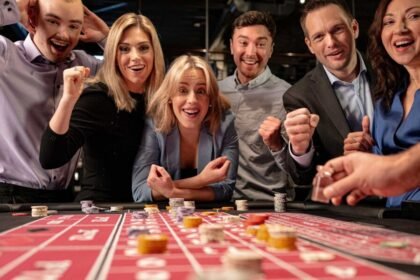 Casino-Turniere: Wettbewerb als Spielformat der Zukunft? Casino-Turniere erleben seit einigen Jahren eine spürbare Renaissance. Was früher oft nach „Sonderaktion am Wochenende“ klang, ist heute in vielen Online-Casinos ein fester Bestandteil der Plattformlogik: Leaderboards, Missionen, zeitlich begrenzte Challenges und regelmäßige Ranglisten-Events. Der Reiz ist schnell erklärt: Turniere geben dem Spiel eine zusätzliche Ebene, die über den einzelnen Spin oder die einzelne Runde hinausgeht. Statt nur „zu spielen“, spielen Nutzer plötzlich gegen eine Uhr, gegen Aufgaben oder gegen andere Teilnehmer. Gleichzeitig ist die Frage berechtigt, ob Turniere wirklich das „Format der Zukunft“ sind – oder nur ein weiteres Incentive in einem ohnehin stark beworbenen Umfeld. Die Antwort liegt irgendwo dazwischen. Turniere können das Erlebnis strukturieren und spannender machen, sie können aber auch dazu verleiten, länger oder impulsiver zu spielen. Entscheidend ist deshalb nicht nur das Turnier selbst, sondern wie transparent Regeln, Wertung, Teilnahmebedingungen und Responsible-Gaming-Tools gestaltet sind. Warum Turniere so gut zur Online-Logik passen Online-Casinos konkurrieren nicht nur über Spielauswahl, sondern über Nutzererlebnis. Viele Plattformen versuchen, den Einstieg zu vereinfachen: klare Kategorien, Empfehlungen, schnelle Spielstarts. Turniere passen in dieses Bild, weil sie Orientierung geben. Ein Spieler muss nicht lange überlegen, „was sich heute lohnt“, sondern kann sich an einem Event entlanghangeln: Diese Slots zählen, dieses Zeitfenster gilt, diese Rangliste läuft. Dazu kommt ein psychologischer Effekt: Wettbewerb macht aus einer einzelnen Aktivität eine Geschichte. Wer in der Rangliste aufsteigt, erlebt Fortschritt. Wer kurz vor dem Ziel steht, erlebt Spannung. Diese Dramaturgie ist für viele motivierender als das klassische „Session-Gefühl“, bei dem Runden oft ohne klaren Anfang oder Abschluss ineinander übergehen. Turniere liefern also Struktur – und Struktur wird im digitalen Alltag häufig als Komfort wahrgenommen. Welche Turnierformate sich 2026 durchsetzen Turnier ist nicht gleich Turnier. In der Praxis haben sich mehrere Formate etabliert, die unterschiedliche Spielertypen ansprechen. Einige richten sich an schnelle, kurze Sessions, andere an wiederkehrende Teilnahme über mehrere Tage. Damit werden Turniere flexibler – und erreichen mehr Nutzergruppen. Ein verbreitetes Modell sind Slot-Turniere mit Punktesystem: Bestimmte Spiele zählen, und Punkte entstehen über Einsatz, Gewinn oder eine Mischlogik (je nach Anbieter). Daneben gibt es Ranglisten für Live-Spiele oder Mini-Challenges, bei denen es eher um Häufigkeit und Erfüllung kleiner Aufgaben geht. Besonders interessant sind „Mission“-Formate, weil sie weniger nach „Highstakes“ wirken und eher nach spielerischer Tagesroutine. In diesem Kontext begegnet man Turnierbereichen bei Plattformen wie NV Casino, wo solche Wettbewerbsmechaniken typischerweise als Zusatzformat neben dem regulären Spielangebot integriert sind. Für Nutzer ist dabei vor allem relevant, wie klar das Event erklärt wird: Welche Spiele zählen, wie entsteht die Wertung, wann endet das Turnier, und wie werden Preise verteilt? Was Turniere am Spielgefühl verändern Turniere verändern nicht unbedingt die Spiele selbst, aber sie verändern die Wahrnehmung des Spiels. Ohne Turnier ist jede Runde eine eigene Einheit. Mit Turnier wird die Runde Teil eines größeren Ziels. Dadurch verschiebt sich der Fokus: Manche Spieler achten weniger auf das einzelne Ergebnis und mehr auf Punkte, Ranglistenposition oder verbleibende Zeit. Das kann positiv sein, wenn es den Einstieg erleichtert und für mehr Abwechslung sorgt. Gleichzeitig kann es die Risikowahrnehmung verändern. Wer „nur noch ein bisschen“ spielen will, um einen Platz zu halten oder aufzuholen, trifft Entscheidungen unter Zeitdruck. Genau deshalb ist Transparenz so wichtig: Ein gutes Turnierformat sollte nicht nur attraktiv sein, sondern auch klar kommunizieren, was Teilnahme bedeutet – inklusive möglicher Mindestanforderungen, Einsatzgrenzen während Aktionen oder Regeln für qualifizierende Spiele. Worauf Spieler bei Casino-Turnieren achten sollten Bevor die Liste beginnt, lohnt ein kurzer Perspektivwechsel: Turniere sind kein neutraler Modus. Sie sind ein Rahmen, der Verhalten lenkt – oft subtil. Wer das weiß, kann Turniere bewusster nutzen und vermeidet typische Enttäuschungen, die häufig aus Missverständnissen entstehen. Prüfen Sie, wie Punkte berechnet werden (Einsatz, Gewinn, Multiplikatoren oder Mischmodelle). Klären Sie, welche Spiele zählen und ob bestimmte Titel ausgeschlossen sind. Achten Sie auf Zeitraum und Endzeit: Turniere können nach Minuten, Stunden oder Tagen laufen. Lesen Sie, wie Preise verteilt werden (Top-X Plätze, Zufallsziehungen, gestaffelte Rewards). Schauen Sie nach Teilnahmebedingungen: Anmeldung nötig? Mindestaktivität? Opt-in im Profil? Prüfen Sie, ob es Limits und Responsible-Gaming-Optionen gibt, die leicht erreichbar sind. Nach der Liste ist meist klar: Ein Turnier wirkt nur dann fair und angenehm, wenn die Regeln schnell verständlich sind. Wenn Nutzer erst im Nachhinein merken, dass Punkte anders berechnet werden als erwartet oder dass Spiele nicht zählen, kippt die Erfahrung – und das Turnier wirkt wie reine Lockmechanik statt wie ein Spielformat. Wettbewerb, Community und „Event-Gefühl“ Ein Grund, warum Turniere stärker werden könnten, ist der Community-Effekt. Selbst wenn Spieler anonym bleiben, entsteht ein soziales Element: Man sieht andere Namen in der Rangliste, man verfolgt Platzierungen, man erlebt ein „Event“, das zeitlich begrenzt ist. Dieses Event-Gefühl ähnelt in manchen Aspekten dem, was man aus Gaming kennt: saisonale Challenges, Battle-Pass-Logik, Ranglisten. Für viele Nutzer ist das attraktiver als isoliertes Spielen, weil es dem Erlebnis Bedeutung gibt. Ein Turnier kann außerdem unterschiedliche Engagement-Stufen ermöglichen: Manche spielen nur kurz und nehmen „nebenbei“ teil, andere zielen bewusst auf die oberen Plätze. Idealerweise bietet ein modernes Turnier beide Ebenen, damit nicht nur High-Engagement-Spieler profitieren. Ist das wirklich die Zukunft – oder nur ein Add-on? Turniere werden den klassischen Casinobetrieb nicht ersetzen. Slots, Tischspiele und Live-Formate bleiben das Fundament. Aber Turniere können zur dominanten Rahmenlogik werden: Sie strukturieren, wann gespielt wird, welche Spiele ausprobiert werden und wie Nutzer wiederkommen. Insofern sind sie weniger „ein neues Spiel“ als eine neue Art, Spiel zu organisieren. Ob das positiv ist, hängt von zwei Faktoren ab: Erstens, wie transparent und fair das Turnierdesign ist. Zweitens, ob verantwortungsvolle Tools und klare Grenzen sichtbar integriert sind. Wenn Turniere nur Druck erzeugen und Regeln unklar sind, werden Nutzer eher müde und wechseln Anbieter. Wenn Turniere dagegen verständlich, planbar und optional bleiben, können sie das Erlebnis spürbar aufwerten