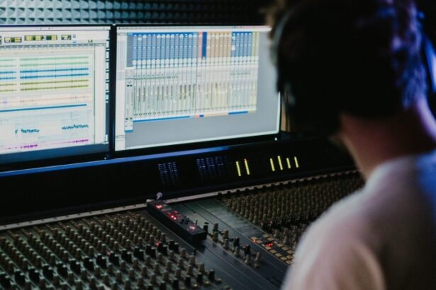 Künstliche Intelligenz in der Musikproduktion: Sound auf Knopfdruck Die Musikproduktion war lange ein Handwerk, das viel Technikverständnis, teure Ausrüstung und vor allem Zeit verlangte. Heute reicht oft ein Laptop, ein Kopfhörer – und zunehmend auch ein KI-Tool, das aus wenigen Vorgaben Beats, Harmonien oder sogar grobe Arrangements ableitet. „Sound auf Knopfdruck“ ist dabei weniger Magie als ein Ergebnis von Machine Learning, Audioanalyse und generativen Modellen, die Muster aus riesigen Datenmengen gelernt haben. Trotzdem ist es ein Fehler, KI als reine Abkürzung zu betrachten. Sie kann den Einstieg erleichtern und Routinearbeiten beschleunigen, aber sie nimmt Ihnen nicht automatisch die kreative Entscheidung ab. Wer die Vorschläge ungefiltert übernimmt, landet schnell bei Ergebnissen, die technisch sauber, aber künstlerisch austauschbar wirken. Wer KI als Werkzeug nutzt, das Optionen liefert, kann dagegen schneller experimentieren und bewusster kuratieren. Was KI heute in der Produktion tatsächlich leistet KI in der Musikproduktion ist kein einzelnes Feature, sondern eine ganze Palette an Anwendungen. Einige Systeme generieren musikalisches Material wie Melodien, Akkordfolgen oder Drum-Patterns. Andere unterstützen beim Sounddesign, etwa indem sie aus einem Preset viele Varianten erstellen oder Klangfarben an eine Referenz annähern. Ein dritter Bereich ist die technische Assistenz: Tools erkennen Timing-Probleme, reduzieren Rauschen, helfen beim De-Esser, schlagen EQ-Korrekturen vor oder erstellen einen ersten Mastering-Entwurf. Wichtig ist die Unterscheidung zwischen „generativ“ und „assistierend“. Generative KI erstellt neues Material auf Basis von Eingaben (Prompts, Genre-Hinweisen, Referenzen). Assistierende KI analysiert vorhandenes Audio und optimiert es. Beides kann beeindruckend wirken – aber es bleibt eine Vorstufe: Der entscheidende Schritt ist die künstlerische Auswahl und die Frage, warum ein Track genau so klingen soll. Songwriting und Arrangement: Mehr Ideen, weniger Blockade Viele Produzierende kennen den Moment, in dem eine Idee da ist, aber die Umsetzung stockt: Die Hook sitzt, doch die Strophe trägt nicht; der Beat funktioniert, aber der Drop wirkt flach. KI kann hier wie ein Ideen-Generator arbeiten. Sie liefert alternative Akkordwege, Variationen eines Motives oder rhythmische Abwandlungen, die man selbst vielleicht nicht sofort ausprobiert hätte. Das ist vor allem am Anfang einer Produktion nützlich, wenn es darum geht, schnell unterschiedliche Richtungen zu testen. Gleichzeitig entsteht eine neue Verantwortung: Wenn KI zehn mögliche Hooks anbietet, muss man umso klarer wissen, welche Stimmung, Energie und Dramaturgie man eigentlich sucht. KI erhöht die Menge an Möglichkeiten – Ihre Aufgabe ist es, daraus einen Track mit Aussage zu formen. Sounddesign und Vocals: Schneller zum „Signature Sound“, aber nicht ohne Regeln Im Sounddesign ist KI besonders stark, weil Audio mathematisch gut beschreibbar ist: Spektren, Transienten und Dynamik liefern eindeutige Signale. Moderne Tools können aus einem simplen Preset zahlreiche Varianten erzeugen oder aus einer Referenzaufnahme ein „ähnliches“ Klangprofil ableiten. Das beschleunigt den Weg zum passenden Bass, Pad oder Lead-Sound und macht Experimentieren günstiger, weil man weniger Zeit in Trial-and-Error investiert. Bei Vocals wird es sensibler. KI kann Timing glätten, Tonhöhen stabilisieren, Atemgeräusche reduzieren oder Harmonien generieren. Gleichzeitig ist Voice-Cloning technisch möglich, was rechtliche und ethische Fragen aufwirft: Wem gehört eine Stimme, und was ist erlaubt? Für Veröffentlichungen gilt: Einwilligungen, Rechteklärung und Transparenz sind essenziell. Selbst im Hobbybereich lohnt sich Vorsicht, weil man schnell in Grauzonen rutscht, die man später nicht mehr sauber auflösen kann. Mixing und Mastering: „Klingt fertig“ ist nicht automatisch „klingt nach Ihnen“ KI-Mixing-Tools sind für viele der größte Produktivitätshebel. Ein Klick – und der Track klingt plötzlich „geordnet“: Pegel wirken stimmiger, der Bass kontrollierter, die Höhen sauberer. In vielen Fällen ist das ein sinnvoller Startpunkt, vor allem für Produzierende, die noch kein sicheres Gehör für Balance, Kompression und Frequenzkonflikte entwickelt haben. Aber hier liegt auch der Fallstrick: KI tendiert zu Durchschnittsentscheidungen. Das kann professionell klingen, aber auch generisch. Ein charaktervoller Mix entsteht häufig gerade durch bewusste Abweichungen – etwa durch mehr Dynamik, ungewöhnliche Räume, ein raueres Vocal oder eine „zu laute“ Textur, die den Track unverwechselbar macht. Wer KI nutzt, sollte sie als Vorschlagsmaschine verstehen, nicht als finale Instanz. In digitalen Ökosystemen kennt man dieses Prinzip: Plattformen kuratieren große Mengen an Optionen und machen sie über Kategorien auffindbar – etwa bei Hitnspin Casino, wo Inhalte vor allem durch Auswahl, Struktur und Filterlogik navigierbar werden. In der Musikproduktion kuratiert KI ebenfalls Optionen (Presets, Varianten, Mix-Vorschläge). Der Unterschied ist: In der Kunst zählt nicht die größte Auswahl, sondern die stärkste Entscheidung. Praktische Leitlinien: KI nutzen, ohne die eigene Handschrift zu verlieren KI kann Ihren Workflow massiv beschleunigen, wenn Sie klare Grenzen setzen. Dann bleibt das Ergebnis „Ihr Track“ – und nicht nur eine generierte Vorlage, die auch hundert andere genauso hätten erstellen können. Wichtig ist, dass Sie vor dem Tool stehen wie ein Produzent mit Ziel, nicht wie ein Nutzer, der „irgendwas“ generieren lässt. Starten Sie mit einer klaren Absicht: Genre ist zu grob; definieren Sie Stimmung, Tempo und Energie (z. B. „dunkel, minimal, treibend“). Nutzen Sie KI zuerst als Skizzen-Tool: Ideen sammeln, dann selbst arrangieren, kürzen, brechen, neu kombinieren. Begrenzen Sie Varianten bewusst: Zu viele Optionen erzeugen Entscheidungsstress; wenige Optionen fördern echte Kuratierung. Definieren Sie Ihr „menschliches Element“: Groove, Vocals, Live-Aufnahmen oder bewusst unperfekte Takes als Signatur. Arbeiten Sie mit Referenzen – aber kopieren Sie nicht: KI kann „ähnlich“ treffen, Identität entsteht durch Distanz zum Vorbild. Prüfen Sie Lizenzen und Rechte vor Release: Besonders bei Samples, Stimm-Tools und vorgefertigten KI-Bausteinen. Nach dieser Liste wird klar: KI ist am stärksten, wenn sie Routine reduziert und Experimente beschleunigt. Schwächer wird sie dort, wo man ihr die künstlerische Verantwortung überlässt und nur noch „abnickt“. Warum „Sound auf Knopfdruck“ die Kreativität eher verschiebt als ersetzt Der wichtigste Perspektivwechsel lautet: KI senkt die Einstiegshürde, aber sie ersetzt nicht musikalisches Urteilsvermögen. Wenn mehr Menschen schneller Musik produzieren können, steigt die Menge an Releases – und damit wird Originalität wichtiger, nicht unwichtiger. Tracks, die nur „korrekt“ klingen, gehen im Strom unter. Tracks, die eine klare Haltung und erkennbare Ästhetik haben, bleiben hängen. Außerdem verändert sich die Rolle von Produzierenden: Sie werden stärker zu Kuratorinnen und Kuratoren, die aus Rohmaterial eine Erzählung bauen. Dieses Prinzip kennt man aus anderen digitalen Bereichen, in denen man Optionen vergleicht und Kriterien abwägt – ähnlich wie bei einem strukturierten Überblick über ein Casino, nur eben angewandt auf Klang, Arrangement und Mix-Entscheidungen. Am Ende zählt nicht, wie schnell etwas entstanden ist, sondern ob es etwas ausdrückt – und ob Sie als Produzentin oder Produzent eine eigene Perspektive hörbar machen. Wenn Sie KI sinnvoll integrieren möchten, beginnen Sie mit einem kleinen Experiment: Lassen Sie sich zwei bis drei Varianten für Intro oder Hook erzeugen, wählen Sie eine Richtung aus und bauen Sie anschließend bewusst „gegen den Durchschnitt“ – mit eigenen Sounds, markanten Pausen oder einer ungewöhnlichen Dynamik. So wird KI zum Turbo, ohne dass Ihre Musik ihre Persönlichkeit verliert.