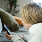 Smartphone-Kauf 2026: Was sich wirklich verändert hat und worauf es jetzt ankommt Wer sich 2026 ein neues Smartphone kaufen will, merkt schnell, dass die Auswahl riesig ist, die Preise auch, und die Unterschiede zwischen den Modellen manchmal schwerer zu erkennen sind als noch vor ein paar Jahren. Das liegt nicht daran, dass die Geräte schlechter geworden sind – im Gegenteil. Es liegt daran, dass selbst Mittelklasse-Handys mittlerweile so gut sind, dass die Grenzen nach oben verschwimmen. Trotzdem gibt es einige Dinge, die 2026 anders sind als noch vor zwei oder drei Jahren. Und wer die kennt, trifft bessere Entscheidungen. Warum sind Smartphones eigentlich so teuer geworden? Die kurze Antwort ist ziemlich simpel. Premium-Segmente, die es früher nicht gab. Laut einer Analyse von Verivox haben sich die Durchschnittspreise der großen Hersteller in den letzten zehn Jahren fast verdoppelt – ein Anstieg von 83 Prozent. Das iPhone 6s kostete 2015 noch 739 Euro, das aktuelle iPhone 17 Pro startet bei 1.099 Euro. Bei Samsung sieht es ähnlich aus, vom Galaxy S6 für 699 Euro zum Galaxy S26 Ultra für 1.299 Euro. Inflation allein erklärt das nicht. Apple, Samsung und Co. haben Pro-, Max- und Ultra-Modelle eingeführt, die es in dieser Form vor zehn Jahren schlicht nicht gab. Dazu kommen teurere Bauteile wie OLED-Displays, Mehrfach-Kamerasysteme und 5G-Chips. Und nicht zu vergessen die Marketingbudgets, die am Ende auch jemand bezahlen muss. Braucht man 2026 wirklich ein Flaggschiff? Ehrlich gesagt, für die meisten Leute nicht. Das ist kein Geheimnis, aber es wird trotzdem selten so klar gesagt. Mittelklasse-Smartphones zwischen 300 und 500 Euro bieten inzwischen OLED-Displays mit 120 Hertz, ordentliche Kameras und Prozessoren, die vor zwei Jahren noch in Flaggschiffen steckten. Für Social Media, Mails, Fotos bei Tageslicht und gelegentliches Gaming reicht das locker. Der echte Unterschied zeigt sich bei Nachtaufnahmen, beim Zoom, bei der Verarbeitungsqualität und bei der Update-Dauer. Samsung gibt beim Galaxy S26 Ultra sieben Jahre Software-Updates, Apple traditionell ähnlich lang. In der Mittelklasse sind es oft nur vier bis fünf Jahre, bei manchen Herstellern noch weniger. Wer sein Handy lange behalten will, sollte das im Kopf haben. Was ist beim iPhone 17 Pro wirklich neu? Apple hat beim iPhone 17 Pro zum ersten Mal seit Jahren das Design grundlegend überarbeitet. Das Unibody-Gehäuse aus Aluminium mit integrierter Vapor-Chamber-Kühlung ist komplett neu. Das bedeutet bessere Wärmeableitung und laut Apple bis zu 40 Prozent mehr Dauerleistung unter Last. Die Kamera wurde horizontal angeordnet, ein großer visueller Bruch mit allem, was man seit dem iPhone 11 Pro kannte. Ceramic Shield 2 schützt jetzt sowohl Vorder- als auch Rückseite, mit dreifach verbesserter Kratzfestigkeit. Dazu kommt der A19 Pro Chip mit 12 GB RAM, eine 48-MP-Triple-Kamera mit 8-fachem optischen Zoom und die beste Akkulaufzeit, die je ein iPhone hatte. Was man allerdings wissen sollte: Die neue Kameraanordnung ragt deutlich hervor. Das Gerät liegt ohne Hülle nicht mehr flach auf dem Tisch. Wer sein iPhone schützen und gleichzeitig das neue Design zeigen will, findet bei einer hochwertige Apple-Handyhülle in Leder oder als transparente Variante eine Lösung, die beides verbindet, ohne das Gerät optisch zu erschlagen. Und was bringt das Samsung Galaxy S26 Ultra? Samsung hat das Ultra-Modell 2026 an einigen Stellen verfeinert, statt es komplett umzubauen. Nach zwei Jahren mit Titanrahmen kehrt Samsung zum Aluminium zurück, allerdings in einer verstärkten Variante. Das Gerät ist minimal dünner und leichter geworden. Die große Neuerung ist das Privacy Display, das den Blickwinkel per Software einschränkt. Praktisch im Zug oder im Großraumbüro. Bei der Kamera hat Samsung die Hauptlinse auf eine f/1.4-Blende erweitert, was bei wenig Licht einen deutlichen Unterschied macht. Dazu kommt ein neues Periskop-Teleobjektiv mit 5-fachem optischem Zoom. Der Snapdragon 8 Elite Gen 5 ist weltweit verbaut, also kein Exynos-Splitting mehr wie in früheren Jahren. Geladen wird mit bis zu 60 Watt kabelgebunden und 25 Watt kabellos über Qi2. Farblich geht Samsung mutigere Wege. Cobalt Violet und Sky Blue sind die auffälligsten Optionen. Das sind Farben, die man zeigen will, nicht verstecken. Worauf sollte man 2026 beim Smartphone-Kauf achten? Ein paar Punkte, die oft übersehen werden. Update-Dauer ist wichtiger als Prozessorleistung. Sieben Jahre Updates bei Samsung und Google bedeuten, dass ein 2026er Flaggschiff bis 2033 sicher bleibt. Vier Jahre bei einem Mittelklassegerät heißt, dass 2030 Schluss ist. Beim Speicher sollte man nicht zu knapp kalkulieren, denn 128 GB klingen nach viel, sind aber bei Fotos, Videos und wachsenden Apps schnell voll. 256 GB sollten es mindestens sein. Kabelloses Laden und USB-C sind 2026 Standard in der Oberklasse, fehlen aber bei manchen Mittelklassemodellen immer noch. Und dann ist da der Kaufzeitpunkt. Smartphone-Preise fallen oft schon wenige Wochen nach dem Launch deutlich. Wer nicht der Erste sein muss, spart ernsthaft Geld. Lohnt sich ein gebrauchtes oder refurbished Smartphone? Durchaus. Professionell aufbereitete Geräte kosten 20 bis 50 Prozent weniger als Neuware und kommen mit bis zu 36 Monaten Garantie. Ein iPhone 15 Pro oder Galaxy S24 Ultra vom Vorjahr unterscheidet sich im Alltag kaum vom aktuellen Modell, kostet aber deutlich weniger. Wichtig dabei ist die Akkukapazität, die über 80 Prozent liegen sollte, ein IMEI-Check gegen gestohlene Geräte, und bei iPhones die Frage, ob die Aktivierungssperre deaktiviert ist. Was man dagegen vermeiden sollte, ist ein teures Smartphone über den Mobilfunkvertrag zu finanzieren, ohne den Gesamtpreis durchzurechnen. Laut Verivox zahlen Verbraucher auf diesem Weg im Schnitt 22 Prozent mehr. Warum der Schutz zum Kauf dazugehört Ein Punkt, der oft vergessen wird, aber in die Kaufentscheidung reingehört. Rund 60 Prozent aller Smartphone-Reparaturen in Deutschland sind Displayschäden. Bei einem Flaggschiff kostet der Austausch schnell 200 bis 350 Euro. Eine passende Hülle für 20 bis 50 Euro reduziert dieses Risiko massiv. Gerade beim Galaxy S26 Ultra, das mit seinem großen Display und der hervorstehenden Kamera besonders sturzanfällig ist, lohnt es sich, direkt beim Kauf an den Schutz zu denken. Schöne Hüllen für das Samsung Galaxy S26 Ultra gibt es in transparenten Varianten, die die neuen Farben durchscheinen lassen, und in minimalistischen Designs, die das Gerät kaum dicker machen. Am besten gleich mitbestellen und nicht erst nach dem ersten Kratzer.