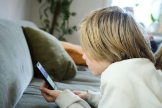 Smartphone-Kauf 2026: Was sich wirklich verändert hat und worauf es jetzt ankommt Wer sich 2026 ein neues Smartphone kaufen will, merkt schnell, dass die Auswahl riesig ist, die Preise auch, und die Unterschiede zwischen den Modellen manchmal schwerer zu erkennen sind als noch vor ein paar Jahren. Das liegt nicht daran, dass die Geräte schlechter geworden sind – im Gegenteil. Es liegt daran, dass selbst Mittelklasse-Handys mittlerweile so gut sind, dass die Grenzen nach oben verschwimmen. Trotzdem gibt es einige Dinge, die 2026 anders sind als noch vor zwei oder drei Jahren. Und wer die kennt, trifft bessere Entscheidungen. Warum sind Smartphones eigentlich so teuer geworden? Die kurze Antwort ist ziemlich simpel. Premium-Segmente, die es früher nicht gab. Laut einer Analyse von Verivox haben sich die Durchschnittspreise der großen Hersteller in den letzten zehn Jahren fast verdoppelt – ein Anstieg von 83 Prozent. Das iPhone 6s kostete 2015 noch 739 Euro, das aktuelle iPhone 17 Pro startet bei 1.099 Euro. Bei Samsung sieht es ähnlich aus, vom Galaxy S6 für 699 Euro zum Galaxy S26 Ultra für 1.299 Euro. Inflation allein erklärt das nicht. Apple, Samsung und Co. haben Pro-, Max- und Ultra-Modelle eingeführt, die es in dieser Form vor zehn Jahren schlicht nicht gab. Dazu kommen teurere Bauteile wie OLED-Displays, Mehrfach-Kamerasysteme und 5G-Chips. Und nicht zu vergessen die Marketingbudgets, die am Ende auch jemand bezahlen muss. Braucht man 2026 wirklich ein Flaggschiff? Ehrlich gesagt, für die meisten Leute nicht. Das ist kein Geheimnis, aber es wird trotzdem selten so klar gesagt. Mittelklasse-Smartphones zwischen 300 und 500 Euro bieten inzwischen OLED-Displays mit 120 Hertz, ordentliche Kameras und Prozessoren, die vor zwei Jahren noch in Flaggschiffen steckten. Für Social Media, Mails, Fotos bei Tageslicht und gelegentliches Gaming reicht das locker. Der echte Unterschied zeigt sich bei Nachtaufnahmen, beim Zoom, bei der Verarbeitungsqualität und bei der Update-Dauer. Samsung gibt beim Galaxy S26 Ultra sieben Jahre Software-Updates, Apple traditionell ähnlich lang. In der Mittelklasse sind es oft nur vier bis fünf Jahre, bei manchen Herstellern noch weniger. Wer sein Handy lange behalten will, sollte das im Kopf haben. Was ist beim iPhone 17 Pro wirklich neu? Apple hat beim iPhone 17 Pro zum ersten Mal seit Jahren das Design grundlegend überarbeitet. Das Unibody-Gehäuse aus Aluminium mit integrierter Vapor-Chamber-Kühlung ist komplett neu. Das bedeutet bessere Wärmeableitung und laut Apple bis zu 40 Prozent mehr Dauerleistung unter Last. Die Kamera wurde horizontal angeordnet, ein großer visueller Bruch mit allem, was man seit dem iPhone 11 Pro kannte. Ceramic Shield 2 schützt jetzt sowohl Vorder- als auch Rückseite, mit dreifach verbesserter Kratzfestigkeit. Dazu kommt der A19 Pro Chip mit 12 GB RAM, eine 48-MP-Triple-Kamera mit 8-fachem optischen Zoom und die beste Akkulaufzeit, die je ein iPhone hatte. Was man allerdings wissen sollte: Die neue Kameraanordnung ragt deutlich hervor. Das Gerät liegt ohne Hülle nicht mehr flach auf dem Tisch. Wer sein iPhone schützen und gleichzeitig das neue Design zeigen will, findet bei einer hochwertige Apple-Handyhülle in Leder oder als transparente Variante eine Lösung, die beides verbindet, ohne das Gerät optisch zu erschlagen. Und was bringt das Samsung Galaxy S26 Ultra? Samsung hat das Ultra-Modell 2026 an einigen Stellen verfeinert, statt es komplett umzubauen. Nach zwei Jahren mit Titanrahmen kehrt Samsung zum Aluminium zurück, allerdings in einer verstärkten Variante. Das Gerät ist minimal dünner und leichter geworden. Die große Neuerung ist das Privacy Display, das den Blickwinkel per Software einschränkt. Praktisch im Zug oder im Großraumbüro. Bei der Kamera hat Samsung die Hauptlinse auf eine f/1.4-Blende erweitert, was bei wenig Licht einen deutlichen Unterschied macht. Dazu kommt ein neues Periskop-Teleobjektiv mit 5-fachem optischem Zoom. Der Snapdragon 8 Elite Gen 5 ist weltweit verbaut, also kein Exynos-Splitting mehr wie in früheren Jahren. Geladen wird mit bis zu 60 Watt kabelgebunden und 25 Watt kabellos über Qi2. Farblich geht Samsung mutigere Wege. Cobalt Violet und Sky Blue sind die auffälligsten Optionen. Das sind Farben, die man zeigen will, nicht verstecken. Worauf sollte man 2026 beim Smartphone-Kauf achten? Ein paar Punkte, die oft übersehen werden. Update-Dauer ist wichtiger als Prozessorleistung. Sieben Jahre Updates bei Samsung und Google bedeuten, dass ein 2026er Flaggschiff bis 2033 sicher bleibt. Vier Jahre bei einem Mittelklassegerät heißt, dass 2030 Schluss ist. Beim Speicher sollte man nicht zu knapp kalkulieren, denn 128 GB klingen nach viel, sind aber bei Fotos, Videos und wachsenden Apps schnell voll. 256 GB sollten es mindestens sein. Kabelloses Laden und USB-C sind 2026 Standard in der Oberklasse, fehlen aber bei manchen Mittelklassemodellen immer noch. Und dann ist da der Kaufzeitpunkt. Smartphone-Preise fallen oft schon wenige Wochen nach dem Launch deutlich. Wer nicht der Erste sein muss, spart ernsthaft Geld. Lohnt sich ein gebrauchtes oder refurbished Smartphone? Durchaus. Professionell aufbereitete Geräte kosten 20 bis 50 Prozent weniger als Neuware und kommen mit bis zu 36 Monaten Garantie. Ein iPhone 15 Pro oder Galaxy S24 Ultra vom Vorjahr unterscheidet sich im Alltag kaum vom aktuellen Modell, kostet aber deutlich weniger. Wichtig dabei ist die Akkukapazität, die über 80 Prozent liegen sollte, ein IMEI-Check gegen gestohlene Geräte, und bei iPhones die Frage, ob die Aktivierungssperre deaktiviert ist. Was man dagegen vermeiden sollte, ist ein teures Smartphone über den Mobilfunkvertrag zu finanzieren, ohne den Gesamtpreis durchzurechnen. Laut Verivox zahlen Verbraucher auf diesem Weg im Schnitt 22 Prozent mehr. Warum der Schutz zum Kauf dazugehört Ein Punkt, der oft vergessen wird, aber in die Kaufentscheidung reingehört. Rund 60 Prozent aller Smartphone-Reparaturen in Deutschland sind Displayschäden. Bei einem Flaggschiff kostet der Austausch schnell 200 bis 350 Euro. Eine passende Hülle für 20 bis 50 Euro reduziert dieses Risiko massiv. Gerade beim Galaxy S26 Ultra, das mit seinem großen Display und der hervorstehenden Kamera besonders sturzanfällig ist, lohnt es sich, direkt beim Kauf an den Schutz zu denken. Schöne Hüllen für das Samsung Galaxy S26 Ultra gibt es in transparenten Varianten, die die neuen Farben durchscheinen lassen, und in minimalistischen Designs, die das Gerät kaum dicker machen. Am besten gleich mitbestellen und nicht erst nach dem ersten Kratzer.