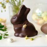 Warum bewusster Schokoladengenuss zu Ostern immer wichtiger wird Ostern verändert sich spürbar im Einkaufsverhalten Ostern ist für viele von uns ein Fest der Rituale, der kleinen Überraschungen und der genussvollen Momente. Gleichzeitig hat sich der Blick auf saisonale Süßwaren in den vergangenen Jahren deutlich verändert. Heute geht es nicht mehr nur darum, etwas Hübsches für das Nest oder den Frühstückstisch zu kaufen. Immer mehr Menschen achten darauf, ob Produkte zu ihrem Alltag, zu ihren Ernährungsgewohnheiten und zu möglichen Unverträglichkeiten passen. Genau diese Entwicklung macht saisonale Schokolade zu einem spannenden Thema für moderne Genusskultur. Besonders rund um Ostereier zeigt sich, wie stark das Bewusstsein für Zutaten, Transparenz und Verträglichkeit gewachsen ist. Was früher oft als Nebensache galt, wird heute zu einem zentralen Auswahlkriterium. Zugleich suchen viele Verbraucher nach Produkten, die nicht nur sicher erscheinen, sondern auch geschmacklich überzeugen und optisch Freude auslösen. Gerade an Feiertagen soll Genuss schließlich unkompliziert, hochwertig und für möglichst viele Menschen zugänglich sein. Verträglichkeit wird zum echten Qualitätsmerkmal Wer saisonale Schokolade kauft, möchte sich nicht erst durch lange Zutatenlisten arbeiten, um am Ende doch unsicher zu bleiben. Vertrauen ist deshalb im Süßwarenbereich zu einem echten Qualitätsfaktor geworden. Anbieter mit klar kuratierten Sortimenten reagieren darauf, indem sie Produkte gezielt für Menschen mit Allergien oder speziellen Ernährungsweisen anbieten. Dazu zählen nussfreie Schokolade sowie viele Varianten ohne Soja, Milch oder Ei. Hinzu kommen häufig vegane, Bio - und Fair Trade Optionen, die den Wunsch nach bewusstem Konsum zusätzlich unterstützen. Gerade im Umfeld eines Familienfestes wie Ostern ist diese Spezialisierung besonders relevant. Wenn Kinder suchen, Eltern schenken und Gäste gemeinsam genießen, soll niemand ausgeschlossen werden. Ostereier sind deshalb heute weit mehr als eine dekorative Kleinigkeit. Sie stehen immer häufiger für eine Form des Schenkens, die Genuss mit Aufmerksamkeit und Rücksicht verbindet. Das verändert nicht nur den Einkauf, sondern auch die Erwartung an das Produkt selbst. Schokolade soll nicht bloß süß sein, sondern ein gutes Gefühl mitbringen. Vielfalt macht saisonale Schokolade attraktiver Ein entscheidender Punkt liegt in der Auswahl. Wer ein spezialisiertes Sortiment betrachtet, erkennt schnell, dass moderne Schokolade nicht mehr nach dem Prinzip Verzicht funktioniert. Statt nur einzelne Ersatzprodukte anzubieten, setzen gut aufgestellte Shops auf Vielfalt in Geschmack, Form und Anlass. Gerade zu Ostern reicht das Angebot von Figuren über kleine Geschenkideen bis hin zu klassisch anmutenden Eiern in unterschiedlichen Rezepturen. Diese Breite ist wichtig, weil Feiertage stark von Atmosphäre leben. Wir möchten nicht irgendein Produkt verschenken, sondern etwas, das sichtbar zum Anlass passt und gleichzeitig den persönlichen Bedürfnissen gerecht wird. Ostereier bekommen dadurch eine doppelte Rolle. Sie bleiben ein Symbol für Tradition und werden zugleich Teil einer zeitgemäßen Genusskultur, in der Auswahl und Sicherheit zusammengehören. Wenn sich ästhetische Gestaltung mit gut durchdachten Rezepturen verbindet, entsteht aus einer einfachen Süßigkeit ein Produkt mit echter Relevanz für den Alltag. Genau darin liegt die Stärke moderner saisonaler Schokolade. Saisonale Produkte erzählen heute auch etwas über Haltung Im Onlinehandel reicht es längst nicht mehr, hübsche Produkte in einer Osterkategorie zu sammeln. Spannend wird ein Sortiment erst dann, wenn es ein klares Verständnis für die Lebensrealität seiner Kundschaft erkennen lässt. Wer heute bewusst einkauft, möchte Orientierung, Verlässlichkeit und das Gefühl haben, dass Produkte mitgedacht wurden. Gerade im Bereich Schokolade ist das ein sensibles Thema, weil kleine Unsicherheiten schnell zu großem Zweifel führen können. Deshalb gewinnen Shops an Bedeutung, die nicht nur verkaufen, sondern eine erkennbare Haltung zu Genuss, Verträglichkeit und Qualität zeigen. Das gilt besonders zu saisonalen Höhepunkten. Ostereier werden in diesem Zusammenhang zu mehr als einem Feiertagsklassiker. Sie spiegeln wider, wie sehr sich Konsum verändert hat. Wir suchen keine beliebigen Süßwaren mehr, sondern Produkte, die Rücksicht, Qualität und Genuss in einer stimmigen Form zusammenbringen. Diese Entwicklung macht das Ostergeschäft nicht kleiner, sondern interessanter und deutlich differenzierter. Warum dieser Trend weit über Ostern hinaus relevant ist Was sich rund um saisonale Schokolade beobachten lässt, ist Teil eines größeren Wandels. Genuss wird individueller, bewusster und zugleich emotionaler. Wir möchten Produkte, die schön wirken, gut schmecken und zu unterschiedlichen Bedürfnissen passen. Gerade deshalb gewinnen spezialisierte Anbieter im Süßwarenmarkt an Sichtbarkeit. Sie zeigen, dass moderne Genussmomente nicht auf Kosten von Sicherheit oder Vielfalt gehen müssen. Ostereier stehen exemplarisch für diese Entwicklung, weil sie Tradition und Gegenwart besonders deutlich verbinden. Das Fest bleibt vertraut, doch die Ansprüche an das, was wir kaufen und verschenken, verändern sich spürbar. Wer diese Veränderung ernst nimmt, erkennt schnell, dass die Zukunft saisonaler Schokolade nicht allein in bekannten Formen liegt, sondern in der Fähigkeit, mehr Menschen einzubeziehen. Genau daraus entsteht ein neues Verständnis von Qualität, das Genuss nicht ausschließt, sondern erweitert und damit zeitgemäßer macht als je zuvor.