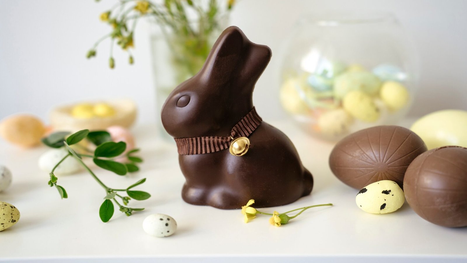 Warum bewusster Schokoladengenuss zu Ostern immer wichtiger wird Ostern verändert sich spürbar im Einkaufsverhalten Ostern ist für viele von uns ein Fest der Rituale, der kleinen Überraschungen und der genussvollen Momente. Gleichzeitig hat sich der Blick auf saisonale Süßwaren in den vergangenen Jahren deutlich verändert. Heute geht es nicht mehr nur darum, etwas Hübsches für das Nest oder den Frühstückstisch zu kaufen. Immer mehr Menschen achten darauf, ob Produkte zu ihrem Alltag, zu ihren Ernährungsgewohnheiten und zu möglichen Unverträglichkeiten passen. Genau diese Entwicklung macht saisonale Schokolade zu einem spannenden Thema für moderne Genusskultur. Besonders rund um Ostereier zeigt sich, wie stark das Bewusstsein für Zutaten, Transparenz und Verträglichkeit gewachsen ist. Was früher oft als Nebensache galt, wird heute zu einem zentralen Auswahlkriterium. Zugleich suchen viele Verbraucher nach Produkten, die nicht nur sicher erscheinen, sondern auch geschmacklich überzeugen und optisch Freude auslösen. Gerade an Feiertagen soll Genuss schließlich unkompliziert, hochwertig und für möglichst viele Menschen zugänglich sein. Verträglichkeit wird zum echten Qualitätsmerkmal Wer saisonale Schokolade kauft, möchte sich nicht erst durch lange Zutatenlisten arbeiten, um am Ende doch unsicher zu bleiben. Vertrauen ist deshalb im Süßwarenbereich zu einem echten Qualitätsfaktor geworden. Anbieter mit klar kuratierten Sortimenten reagieren darauf, indem sie Produkte gezielt für Menschen mit Allergien oder speziellen Ernährungsweisen anbieten. Dazu zählen nussfreie Schokolade sowie viele Varianten ohne Soja, Milch oder Ei. Hinzu kommen häufig vegane, Bio - und Fair Trade Optionen, die den Wunsch nach bewusstem Konsum zusätzlich unterstützen. Gerade im Umfeld eines Familienfestes wie Ostern ist diese Spezialisierung besonders relevant. Wenn Kinder suchen, Eltern schenken und Gäste gemeinsam genießen, soll niemand ausgeschlossen werden. Ostereier sind deshalb heute weit mehr als eine dekorative Kleinigkeit. Sie stehen immer häufiger für eine Form des Schenkens, die Genuss mit Aufmerksamkeit und Rücksicht verbindet. Das verändert nicht nur den Einkauf, sondern auch die Erwartung an das Produkt selbst. Schokolade soll nicht bloß süß sein, sondern ein gutes Gefühl mitbringen. Vielfalt macht saisonale Schokolade attraktiver Ein entscheidender Punkt liegt in der Auswahl. Wer ein spezialisiertes Sortiment betrachtet, erkennt schnell, dass moderne Schokolade nicht mehr nach dem Prinzip Verzicht funktioniert. Statt nur einzelne Ersatzprodukte anzubieten, setzen gut aufgestellte Shops auf Vielfalt in Geschmack, Form und Anlass. Gerade zu Ostern reicht das Angebot von Figuren über kleine Geschenkideen bis hin zu klassisch anmutenden Eiern in unterschiedlichen Rezepturen. Diese Breite ist wichtig, weil Feiertage stark von Atmosphäre leben. Wir möchten nicht irgendein Produkt verschenken, sondern etwas, das sichtbar zum Anlass passt und gleichzeitig den persönlichen Bedürfnissen gerecht wird. Ostereier bekommen dadurch eine doppelte Rolle. Sie bleiben ein Symbol für Tradition und werden zugleich Teil einer zeitgemäßen Genusskultur, in der Auswahl und Sicherheit zusammengehören. Wenn sich ästhetische Gestaltung mit gut durchdachten Rezepturen verbindet, entsteht aus einer einfachen Süßigkeit ein Produkt mit echter Relevanz für den Alltag. Genau darin liegt die Stärke moderner saisonaler Schokolade. Saisonale Produkte erzählen heute auch etwas über Haltung Im Onlinehandel reicht es längst nicht mehr, hübsche Produkte in einer Osterkategorie zu sammeln. Spannend wird ein Sortiment erst dann, wenn es ein klares Verständnis für die Lebensrealität seiner Kundschaft erkennen lässt. Wer heute bewusst einkauft, möchte Orientierung, Verlässlichkeit und das Gefühl haben, dass Produkte mitgedacht wurden. Gerade im Bereich Schokolade ist das ein sensibles Thema, weil kleine Unsicherheiten schnell zu großem Zweifel führen können. Deshalb gewinnen Shops an Bedeutung, die nicht nur verkaufen, sondern eine erkennbare Haltung zu Genuss, Verträglichkeit und Qualität zeigen. Das gilt besonders zu saisonalen Höhepunkten. Ostereier werden in diesem Zusammenhang zu mehr als einem Feiertagsklassiker. Sie spiegeln wider, wie sehr sich Konsum verändert hat. Wir suchen keine beliebigen Süßwaren mehr, sondern Produkte, die Rücksicht, Qualität und Genuss in einer stimmigen Form zusammenbringen. Diese Entwicklung macht das Ostergeschäft nicht kleiner, sondern interessanter und deutlich differenzierter. Warum dieser Trend weit über Ostern hinaus relevant ist Was sich rund um saisonale Schokolade beobachten lässt, ist Teil eines größeren Wandels. Genuss wird individueller, bewusster und zugleich emotionaler. Wir möchten Produkte, die schön wirken, gut schmecken und zu unterschiedlichen Bedürfnissen passen. Gerade deshalb gewinnen spezialisierte Anbieter im Süßwarenmarkt an Sichtbarkeit. Sie zeigen, dass moderne Genussmomente nicht auf Kosten von Sicherheit oder Vielfalt gehen müssen. Ostereier stehen exemplarisch für diese Entwicklung, weil sie Tradition und Gegenwart besonders deutlich verbinden. Das Fest bleibt vertraut, doch die Ansprüche an das, was wir kaufen und verschenken, verändern sich spürbar. Wer diese Veränderung ernst nimmt, erkennt schnell, dass die Zukunft saisonaler Schokolade nicht allein in bekannten Formen liegt, sondern in der Fähigkeit, mehr Menschen einzubeziehen. Genau daraus entsteht ein neues Verständnis von Qualität, das Genuss nicht ausschließt, sondern erweitert und damit zeitgemäßer macht als je zuvor.