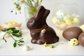 Warum bewusster Schokoladengenuss zu Ostern immer wichtiger wird Ostern verändert sich spürbar im Einkaufsverhalten Ostern ist für viele von uns ein Fest der Rituale, der kleinen Überraschungen und der genussvollen Momente. Gleichzeitig hat sich der Blick auf saisonale Süßwaren in den vergangenen Jahren deutlich verändert. Heute geht es nicht mehr nur darum, etwas Hübsches für das Nest oder den Frühstückstisch zu kaufen. Immer mehr Menschen achten darauf, ob Produkte zu ihrem Alltag, zu ihren Ernährungsgewohnheiten und zu möglichen Unverträglichkeiten passen. Genau diese Entwicklung macht saisonale Schokolade zu einem spannenden Thema für moderne Genusskultur. Besonders rund um Ostereier zeigt sich, wie stark das Bewusstsein für Zutaten, Transparenz und Verträglichkeit gewachsen ist. Was früher oft als Nebensache galt, wird heute zu einem zentralen Auswahlkriterium. Zugleich suchen viele Verbraucher nach Produkten, die nicht nur sicher erscheinen, sondern auch geschmacklich überzeugen und optisch Freude auslösen. Gerade an Feiertagen soll Genuss schließlich unkompliziert, hochwertig und für möglichst viele Menschen zugänglich sein. Verträglichkeit wird zum echten Qualitätsmerkmal Wer saisonale Schokolade kauft, möchte sich nicht erst durch lange Zutatenlisten arbeiten, um am Ende doch unsicher zu bleiben. Vertrauen ist deshalb im Süßwarenbereich zu einem echten Qualitätsfaktor geworden. Anbieter mit klar kuratierten Sortimenten reagieren darauf, indem sie Produkte gezielt für Menschen mit Allergien oder speziellen Ernährungsweisen anbieten. Dazu zählen nussfreie Schokolade sowie viele Varianten ohne Soja, Milch oder Ei. Hinzu kommen häufig vegane, Bio - und Fair Trade Optionen, die den Wunsch nach bewusstem Konsum zusätzlich unterstützen. Gerade im Umfeld eines Familienfestes wie Ostern ist diese Spezialisierung besonders relevant. Wenn Kinder suchen, Eltern schenken und Gäste gemeinsam genießen, soll niemand ausgeschlossen werden. Ostereier sind deshalb heute weit mehr als eine dekorative Kleinigkeit. Sie stehen immer häufiger für eine Form des Schenkens, die Genuss mit Aufmerksamkeit und Rücksicht verbindet. Das verändert nicht nur den Einkauf, sondern auch die Erwartung an das Produkt selbst. Schokolade soll nicht bloß süß sein, sondern ein gutes Gefühl mitbringen. Vielfalt macht saisonale Schokolade attraktiver Ein entscheidender Punkt liegt in der Auswahl. Wer ein spezialisiertes Sortiment betrachtet, erkennt schnell, dass moderne Schokolade nicht mehr nach dem Prinzip Verzicht funktioniert. Statt nur einzelne Ersatzprodukte anzubieten, setzen gut aufgestellte Shops auf Vielfalt in Geschmack, Form und Anlass. Gerade zu Ostern reicht das Angebot von Figuren über kleine Geschenkideen bis hin zu klassisch anmutenden Eiern in unterschiedlichen Rezepturen. Diese Breite ist wichtig, weil Feiertage stark von Atmosphäre leben. Wir möchten nicht irgendein Produkt verschenken, sondern etwas, das sichtbar zum Anlass passt und gleichzeitig den persönlichen Bedürfnissen gerecht wird. Ostereier bekommen dadurch eine doppelte Rolle. Sie bleiben ein Symbol für Tradition und werden zugleich Teil einer zeitgemäßen Genusskultur, in der Auswahl und Sicherheit zusammengehören. Wenn sich ästhetische Gestaltung mit gut durchdachten Rezepturen verbindet, entsteht aus einer einfachen Süßigkeit ein Produkt mit echter Relevanz für den Alltag. Genau darin liegt die Stärke moderner saisonaler Schokolade. Saisonale Produkte erzählen heute auch etwas über Haltung Im Onlinehandel reicht es längst nicht mehr, hübsche Produkte in einer Osterkategorie zu sammeln. Spannend wird ein Sortiment erst dann, wenn es ein klares Verständnis für die Lebensrealität seiner Kundschaft erkennen lässt. Wer heute bewusst einkauft, möchte Orientierung, Verlässlichkeit und das Gefühl haben, dass Produkte mitgedacht wurden. Gerade im Bereich Schokolade ist das ein sensibles Thema, weil kleine Unsicherheiten schnell zu großem Zweifel führen können. Deshalb gewinnen Shops an Bedeutung, die nicht nur verkaufen, sondern eine erkennbare Haltung zu Genuss, Verträglichkeit und Qualität zeigen. Das gilt besonders zu saisonalen Höhepunkten. Ostereier werden in diesem Zusammenhang zu mehr als einem Feiertagsklassiker. Sie spiegeln wider, wie sehr sich Konsum verändert hat. Wir suchen keine beliebigen Süßwaren mehr, sondern Produkte, die Rücksicht, Qualität und Genuss in einer stimmigen Form zusammenbringen. Diese Entwicklung macht das Ostergeschäft nicht kleiner, sondern interessanter und deutlich differenzierter. Warum dieser Trend weit über Ostern hinaus relevant ist Was sich rund um saisonale Schokolade beobachten lässt, ist Teil eines größeren Wandels. Genuss wird individueller, bewusster und zugleich emotionaler. Wir möchten Produkte, die schön wirken, gut schmecken und zu unterschiedlichen Bedürfnissen passen. Gerade deshalb gewinnen spezialisierte Anbieter im Süßwarenmarkt an Sichtbarkeit. Sie zeigen, dass moderne Genussmomente nicht auf Kosten von Sicherheit oder Vielfalt gehen müssen. Ostereier stehen exemplarisch für diese Entwicklung, weil sie Tradition und Gegenwart besonders deutlich verbinden. Das Fest bleibt vertraut, doch die Ansprüche an das, was wir kaufen und verschenken, verändern sich spürbar. Wer diese Veränderung ernst nimmt, erkennt schnell, dass die Zukunft saisonaler Schokolade nicht allein in bekannten Formen liegt, sondern in der Fähigkeit, mehr Menschen einzubeziehen. Genau daraus entsteht ein neues Verständnis von Qualität, das Genuss nicht ausschließt, sondern erweitert und damit zeitgemäßer macht als je zuvor.