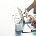 Warum moderne Teams bessere HR-Software verdienen Wer kennt es nicht: Ein neuer Mitarbeiter fängt an, die Unterlagen fehlen, niemand weiß genau, wer für die Einarbeitung zuständig ist, und die Urlaubsanfragen laufen noch immer per E-Mail. Was in kleinen Teams irgendwie funktioniert, wird mit wachsender Größe schnell zum echten Problem. Gute HR-Software soll genau das verhindern, aber nicht jede hält, was sie verspricht. Das Problem mit komplizierter Software Viele Unternehmen haben bereits schlechte Erfahrungen mit HR-Tools gemacht. Systeme, die so komplex sind, dass niemand sie wirklich nutzt. Oberflächen, die wirken als wären sie in den 90ern designt. Funktionen, die man nie braucht, während das Wesentliche fehlt. Am Ende landen die meisten dann doch wieder bei Excel und Papierformularen, weil es schlicht einfacher ist. Das ist kein Einzelfall. Für viele Teams scheitert die Digitalisierung nicht an fehlendem Willen, sondern an Software, die nicht zu ihrer Arbeitsweise passt. Was gute HR-Software heute können muss Die Anforderungen an ein modernes HR-Tool sind eigentlich überschaubar: Es soll einfach zu bedienen sein, die wichtigsten Prozesse abdecken und für alle im Team zugänglich sein, egal ob jemand technikaffin ist oder nicht. In der Praxis bedeutet das: Urlaubsverwaltung ohne Rückfragen, Zeiterfassung die jeder versteht, digitale Verträge die sich leicht finden lassen und ein Onboarding-Prozess der neue Mitarbeiter von Anfang an abholt. Das klingt simpel. Bei vielen Anbietern ist es das aber nicht. Benutzerfreundlichkeit als entscheidender Faktor Der größte Unterschied zwischen HR-Tools, die tatsächlich genutzt werden, und solchen die nach drei Wochen in der Versenkung verschwinden, ist Benutzerfreundlichkeit. Nicht als Marketingbegriff, sondern als echte Eigenschaft: Öffnet man das Tool und versteht sofort, was zu tun ist? Benutzerfreundliche HR-Software für dein Team wie HoorayHR setzt genau hier an. Die Oberfläche ist klar strukturiert, der Einstieg funktioniert ohne lange Schulungen und die wichtigsten Funktionen sind intuitiv auffindbar. Für Teams ohne eigene HR-Abteilung ist das kein Luxus, sondern Voraussetzung. Wer profitiert am meisten? Besonders kleine und mittelständische Unternehmen haben oft das Nachsehen, wenn es um HR-Software geht. Große Systeme sind für sie überdimensioniert und zu teuer, während einfache Tools schnell an ihre Grenzen stoßen. Was sie brauchen, ist etwas dazwischen: professionell genug für den echten Einsatz, einfach genug für ein Team ohne IT-Abteilung. Aber auch wachsende Teams in Startups oder Agenturen profitieren von einer HR-Lösung, die mit ihnen skaliert. Wer heute fünf Mitarbeiter hat und in zwei Jahren zwanzig, will nicht zweimal ein neues System einführen. Der Unterschied zeigt sich im Alltag Am Ende entscheidet nicht der Funktionsumfang auf dem Datenblatt, sondern wie sich das Tool im täglichen Einsatz anfühlt. Wird die Urlaubsanfrage tatsächlich in zwei Klicks erledigt? Findet man den Vertrag eines Mitarbeiters ohne langes Suchen? Kann die Teamleiterin eine Abwesenheit genehmigen, ohne sich erst einloggen und drei Menüs durchklicken zu müssen? Das sind die Fragen, die zählen. Und genau dort trennt sich gute HR-Software von Software, die auf dem Papier gut aussieht. Weniger Aufwand, mehr Freiraum HR muss kein bürokratisches Chaos sein. Mit dem richtigen Tool werden Routineaufgaben zur Nebensache, das Team behält den Überblick und die Verwaltung läuft im Hintergrund, ohne ständig Aufmerksamkeit zu fordern. Wer einmal erlebt hat, wie das funktioniert, will nicht mehr zurück zum Sammelsurium aus Tabellen und E-Mail-Ketten.