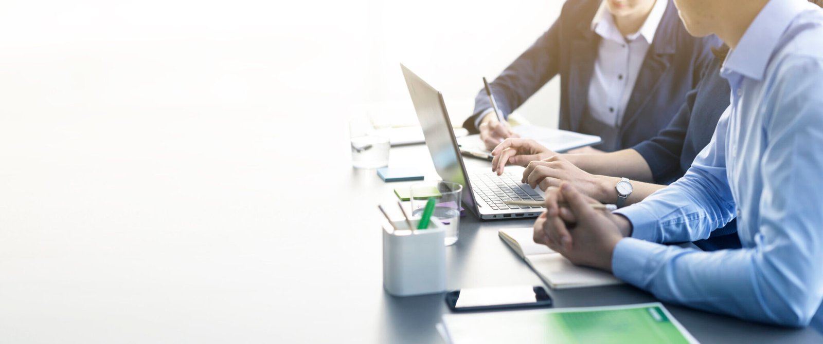 Warum moderne Teams bessere HR-Software verdienen Wer kennt es nicht: Ein neuer Mitarbeiter fängt an, die Unterlagen fehlen, niemand weiß genau, wer für die Einarbeitung zuständig ist, und die Urlaubsanfragen laufen noch immer per E-Mail. Was in kleinen Teams irgendwie funktioniert, wird mit wachsender Größe schnell zum echten Problem. Gute HR-Software soll genau das verhindern, aber nicht jede hält, was sie verspricht. Das Problem mit komplizierter Software Viele Unternehmen haben bereits schlechte Erfahrungen mit HR-Tools gemacht. Systeme, die so komplex sind, dass niemand sie wirklich nutzt. Oberflächen, die wirken als wären sie in den 90ern designt. Funktionen, die man nie braucht, während das Wesentliche fehlt. Am Ende landen die meisten dann doch wieder bei Excel und Papierformularen, weil es schlicht einfacher ist. Das ist kein Einzelfall. Für viele Teams scheitert die Digitalisierung nicht an fehlendem Willen, sondern an Software, die nicht zu ihrer Arbeitsweise passt. Was gute HR-Software heute können muss Die Anforderungen an ein modernes HR-Tool sind eigentlich überschaubar: Es soll einfach zu bedienen sein, die wichtigsten Prozesse abdecken und für alle im Team zugänglich sein, egal ob jemand technikaffin ist oder nicht. In der Praxis bedeutet das: Urlaubsverwaltung ohne Rückfragen, Zeiterfassung die jeder versteht, digitale Verträge die sich leicht finden lassen und ein Onboarding-Prozess der neue Mitarbeiter von Anfang an abholt. Das klingt simpel. Bei vielen Anbietern ist es das aber nicht. Benutzerfreundlichkeit als entscheidender Faktor Der größte Unterschied zwischen HR-Tools, die tatsächlich genutzt werden, und solchen die nach drei Wochen in der Versenkung verschwinden, ist Benutzerfreundlichkeit. Nicht als Marketingbegriff, sondern als echte Eigenschaft: Öffnet man das Tool und versteht sofort, was zu tun ist? Benutzerfreundliche HR-Software für dein Team wie HoorayHR setzt genau hier an. Die Oberfläche ist klar strukturiert, der Einstieg funktioniert ohne lange Schulungen und die wichtigsten Funktionen sind intuitiv auffindbar. Für Teams ohne eigene HR-Abteilung ist das kein Luxus, sondern Voraussetzung. Wer profitiert am meisten? Besonders kleine und mittelständische Unternehmen haben oft das Nachsehen, wenn es um HR-Software geht. Große Systeme sind für sie überdimensioniert und zu teuer, während einfache Tools schnell an ihre Grenzen stoßen. Was sie brauchen, ist etwas dazwischen: professionell genug für den echten Einsatz, einfach genug für ein Team ohne IT-Abteilung. Aber auch wachsende Teams in Startups oder Agenturen profitieren von einer HR-Lösung, die mit ihnen skaliert. Wer heute fünf Mitarbeiter hat und in zwei Jahren zwanzig, will nicht zweimal ein neues System einführen. Der Unterschied zeigt sich im Alltag Am Ende entscheidet nicht der Funktionsumfang auf dem Datenblatt, sondern wie sich das Tool im täglichen Einsatz anfühlt. Wird die Urlaubsanfrage tatsächlich in zwei Klicks erledigt? Findet man den Vertrag eines Mitarbeiters ohne langes Suchen? Kann die Teamleiterin eine Abwesenheit genehmigen, ohne sich erst einloggen und drei Menüs durchklicken zu müssen? Das sind die Fragen, die zählen. Und genau dort trennt sich gute HR-Software von Software, die auf dem Papier gut aussieht. Weniger Aufwand, mehr Freiraum HR muss kein bürokratisches Chaos sein. Mit dem richtigen Tool werden Routineaufgaben zur Nebensache, das Team behält den Überblick und die Verwaltung läuft im Hintergrund, ohne ständig Aufmerksamkeit zu fordern. Wer einmal erlebt hat, wie das funktioniert, will nicht mehr zurück zum Sammelsurium aus Tabellen und E-Mail-Ketten.