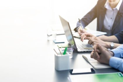 Warum moderne Teams bessere HR-Software verdienen Wer kennt es nicht: Ein neuer Mitarbeiter fängt an, die Unterlagen fehlen, niemand weiß genau, wer für die Einarbeitung zuständig ist, und die Urlaubsanfragen laufen noch immer per E-Mail. Was in kleinen Teams irgendwie funktioniert, wird mit wachsender Größe schnell zum echten Problem. Gute HR-Software soll genau das verhindern, aber nicht jede hält, was sie verspricht. Das Problem mit komplizierter Software Viele Unternehmen haben bereits schlechte Erfahrungen mit HR-Tools gemacht. Systeme, die so komplex sind, dass niemand sie wirklich nutzt. Oberflächen, die wirken als wären sie in den 90ern designt. Funktionen, die man nie braucht, während das Wesentliche fehlt. Am Ende landen die meisten dann doch wieder bei Excel und Papierformularen, weil es schlicht einfacher ist. Das ist kein Einzelfall. Für viele Teams scheitert die Digitalisierung nicht an fehlendem Willen, sondern an Software, die nicht zu ihrer Arbeitsweise passt. Was gute HR-Software heute können muss Die Anforderungen an ein modernes HR-Tool sind eigentlich überschaubar: Es soll einfach zu bedienen sein, die wichtigsten Prozesse abdecken und für alle im Team zugänglich sein, egal ob jemand technikaffin ist oder nicht. In der Praxis bedeutet das: Urlaubsverwaltung ohne Rückfragen, Zeiterfassung die jeder versteht, digitale Verträge die sich leicht finden lassen und ein Onboarding-Prozess der neue Mitarbeiter von Anfang an abholt. Das klingt simpel. Bei vielen Anbietern ist es das aber nicht. Benutzerfreundlichkeit als entscheidender Faktor Der größte Unterschied zwischen HR-Tools, die tatsächlich genutzt werden, und solchen die nach drei Wochen in der Versenkung verschwinden, ist Benutzerfreundlichkeit. Nicht als Marketingbegriff, sondern als echte Eigenschaft: Öffnet man das Tool und versteht sofort, was zu tun ist? Benutzerfreundliche HR-Software für dein Team wie HoorayHR setzt genau hier an. Die Oberfläche ist klar strukturiert, der Einstieg funktioniert ohne lange Schulungen und die wichtigsten Funktionen sind intuitiv auffindbar. Für Teams ohne eigene HR-Abteilung ist das kein Luxus, sondern Voraussetzung. Wer profitiert am meisten? Besonders kleine und mittelständische Unternehmen haben oft das Nachsehen, wenn es um HR-Software geht. Große Systeme sind für sie überdimensioniert und zu teuer, während einfache Tools schnell an ihre Grenzen stoßen. Was sie brauchen, ist etwas dazwischen: professionell genug für den echten Einsatz, einfach genug für ein Team ohne IT-Abteilung. Aber auch wachsende Teams in Startups oder Agenturen profitieren von einer HR-Lösung, die mit ihnen skaliert. Wer heute fünf Mitarbeiter hat und in zwei Jahren zwanzig, will nicht zweimal ein neues System einführen. Der Unterschied zeigt sich im Alltag Am Ende entscheidet nicht der Funktionsumfang auf dem Datenblatt, sondern wie sich das Tool im täglichen Einsatz anfühlt. Wird die Urlaubsanfrage tatsächlich in zwei Klicks erledigt? Findet man den Vertrag eines Mitarbeiters ohne langes Suchen? Kann die Teamleiterin eine Abwesenheit genehmigen, ohne sich erst einloggen und drei Menüs durchklicken zu müssen? Das sind die Fragen, die zählen. Und genau dort trennt sich gute HR-Software von Software, die auf dem Papier gut aussieht. Weniger Aufwand, mehr Freiraum HR muss kein bürokratisches Chaos sein. Mit dem richtigen Tool werden Routineaufgaben zur Nebensache, das Team behält den Überblick und die Verwaltung läuft im Hintergrund, ohne ständig Aufmerksamkeit zu fordern. Wer einmal erlebt hat, wie das funktioniert, will nicht mehr zurück zum Sammelsurium aus Tabellen und E-Mail-Ketten.