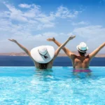 Sicher reisen: Die besten Anti-Diebstahl-Rucksäcke im Test Einleitung Reisen bedeutet Freiheit, aber auch Verantwortung. Gerade in belebten Städten, an Flughäfen oder in öffentlichen Verkehrsmitteln steigt das Risiko von Diebstählen spürbar. Genau hier kommen moderne Anti Diebstahl Rucksäcke ins Spiel. Sie verbinden praktisches Design mit innovativen Sicherheitsfunktionen und geben Reisenden ein gutes Gefühl – egal ob im Alltag oder auf Fernreisen. In den letzten Jahren hat sich die Nachfrage nach solchen Rucksäcken stark entwickelt. Das liegt nicht nur an steigenden Sicherheitsbedenken, sondern auch daran, dass viele Menschen Wert auf smarte Lösungen legen, die Komfort und Schutz vereinen. Wer heute unterwegs ist, möchte sich nicht ständig Sorgen um seine Wertsachen machen – und genau dafür wurden diese Rucksäcke entwickelt. Was sind Anti Diebstahl Rucksäcke Anti Diebstahl Rucksäcke sind speziell entwickelte Taschen, die darauf ausgelegt sind, Diebstahl deutlich zu erschweren oder sogar zu verhindern. Im Gegensatz zu klassischen Modellen enthalten sie eine Vielzahl an versteckten Sicherheitsmechanismen. Ein wesentliches Merkmal ist, dass diese Rucksäcke oft unauffällig aussehen. Das ist kein Zufall. Sie sollen keine Aufmerksamkeit erregen und gleichzeitig potenzielle Diebe abschrecken. Sie wirken bewusst schlicht, sodass sie gar nicht erst als lohnendes Ziel wahrgenommen werden. Neben dem äußeren Erscheinungsbild spielen vor allem technische Details eine Rolle. Moderne Modelle kombinieren physische Sicherheit mit digitalem Schutz und bieten damit eine ganzheitliche Lösung für Reisende. Warum Anti Diebstahl Rucksäcke immer wichtiger werden Die Art des Diebstahls hat sich verändert. Früher ging es vor allem um sichtbare Gegenstände wie Geldbörsen oder Kameras. Heute sind auch digitale Daten ein großes Ziel. Besonders in touristischen Hotspots oder überfüllten Städten sind Taschendiebe extrem geschickt. Viele Betroffene merken den Diebstahl erst Stunden später. Ein Anti Diebstahl Rucksack kann hier eine entscheidende Rolle spielen, da er gezielt auf solche Situationen ausgelegt ist. Ein weiterer Punkt ist die zunehmende Digitalisierung. Kreditkarten, Reisepässe und sogar Hotelkarten nutzen RFID-Technologie. Diese kann unter Umständen ausgelesen werden, wenn sie nicht geschützt ist. Genau hier greifen spezielle Sicherheitsfunktionen moderner Rucksäcke. Die wichtigsten Sicherheitsfunktionen im Überblick Ein hochwertiger Anti Diebstahl Rucksack lebt von seinen Details. Je mehr durchdachte Sicherheitsfunktionen integriert sind, desto besser ist der Schutz. Versteckte Reißverschlüsse gehören zu den wichtigsten Merkmalen. Sie befinden sich oft auf der Rückseite oder sind so angebracht, dass sie von außen kaum sichtbar sind. Dadurch wird ein unbemerktes Öffnen nahezu unmöglich. Schnittfeste Materialien sind ein weiterer entscheidender Faktor. Viele Modelle verwenden verstärkte Stoffe oder integrierte Drahtgeflechte, die ein Aufschlitzen verhindern. Das ist besonders in Menschenmengen wichtig, wo Diebe oft unauffällig arbeiten. Auch RFID-Schutz spielt eine zentrale Rolle. Diese Technologie blockiert Funksignale und verhindert, dass sensible Daten ausgelesen werden. Spezielle Schutzfächer im Rucksack sorgen dafür, dass diese Signale nicht nach außen dringen. Abschließbare Reißverschlüsse bieten zusätzlichen Schutz. Sie sorgen dafür, dass der Zugriff auf wichtige Fächer nur mit einem kleinen Schloss möglich ist. Material und Verarbeitung Die Qualität eines Rucksacks entscheidet über seine Sicherheit. Anti Diebstahl Rucksäcke setzen deshalb auf besonders robuste Materialien. Viele Modelle sind aus wasserabweisenden Stoffen gefertigt, die nicht nur vor Regen schützen, sondern auch schwer zu beschädigen sind. Gleichzeitig wird darauf geachtet, dass die Materialien langlebig bleiben und auch bei intensiver Nutzung ihre Form behalten. Ein oft unterschätzter Punkt ist die Verarbeitung. Hochwertige Nähte, stabile Reißverschlüsse und durchdachte Innenfächer machen den Unterschied. Ein schlecht verarbeiteter Rucksack kann trotz Sicherheitsfunktionen schnell zur Schwachstelle werden. Tragekomfort und Design Sicherheit allein reicht nicht aus – Komfort ist genauso wichtig. Schließlich wird ein Rucksack oft über viele Stunden getragen. Ergonomische Rückenpolster sorgen für eine angenehme Gewichtsverteilung. Besonders bei längeren Reisen macht sich das deutlich bemerkbar. Auch verstellbare Gurte spielen eine große Rolle, da sie individuell angepasst werden können. Das Design ist heute moderner als je zuvor. Viele Anti Diebstahl Rucksäcke sehen aus wie elegante Business-Rucksäcke oder minimalistische Alltagsmodelle. Dadurch lassen sie sich problemlos in den Alltag integrieren, ohne wie typische „Sicherheitsausrüstung“ zu wirken. Größe und Stauraum Die richtige Größe hängt stark vom Einsatzbereich ab. Für Tagesausflüge reicht ein kompakter Rucksack, während für längere Reisen mehr Stauraum notwendig ist. Viele Modelle bieten spezielle Laptopfächer, versteckte Innenfächer und intelligente Organisationssysteme. Dadurch lassen sich wichtige Gegenstände übersichtlich und sicher verstauen. Ein gut strukturierter Innenraum sorgt nicht nur für Ordnung, sondern erhöht auch die Sicherheit. Wenn alles seinen festen Platz hat, fällt es sofort auf, wenn etwas fehlt. Die besten Anti Diebstahl Rucksäcke im Test Bei der Auswahl eines guten Modells kommt es auf mehrere Faktoren an. Sicherheit steht natürlich an erster Stelle, doch auch Komfort, Design und Preis spielen eine wichtige Rolle. Im Test zeigen sich besonders Modelle als überzeugend, die mehrere Sicherheitsfunktionen kombinieren. Rucksäcke mit RFID-Schutz, schnittfestem Material und versteckten Fächern bieten den besten Rundumschutz. Erfahrungen zeigen zudem, dass Nutzer sich mit solchen Rucksäcken deutlich sicherer fühlen. Besonders die Kombination aus Schutz und Komfort wird häufig positiv hervorgehoben. Anti Diebstahl Rucksäcke vs klassische Rucksäcke Der Unterschied liegt im Detail. Während klassische Rucksäcke vor allem auf Stauraum und Design ausgelegt sind, setzen Anti Diebstahl Modelle auf zusätzliche Sicherheit. Ein normaler Rucksack bietet kaum Schutz vor gezielten Diebstahlversuchen. Reißverschlüsse sind leicht zugänglich und Materialien oft nicht verstärkt. Anti Diebstahl Rucksäcke hingegen sind so konzipiert, dass sie potenzielle Diebe abschrecken. Sie machen den Zugriff schwieriger und erhöhen den Aufwand so stark, dass viele Diebe erst gar nicht versuchen, sie zu öffnen. Tipps für den sicheren Einsatz unterwegs Selbst der beste Rucksack ersetzt keine Aufmerksamkeit. Sicherheit beginnt immer beim eigenen Verhalten. Es ist sinnvoll, den Rucksack in Menschenmengen vorne zu tragen. Dadurch behält man jederzeit die Kontrolle. Auch das bewusste Verschließen aller Fächer sollte zur Gewohnheit werden. Wertsachen sollten möglichst nah am Körper aufbewahrt werden. Viele Anti Diebstahl Rucksäcke bieten dafür spezielle Innenfächer, die schwer zugänglich sind. Pflege und Langlebigkeit Ein guter Rucksack ist eine langfristige Investition. Damit er seine Funktion behält, ist die richtige Pflege entscheidend. Regelmäßiges Reinigen und das Vermeiden von Überladung helfen, die Lebensdauer zu verlängern. Auch kleine Schäden sollten frühzeitig repariert werden, bevor sie größer werden. Ein hochwertiger Anti Diebstahl Rucksack kann viele Jahre halten, wenn er richtig gepflegt wird. Das macht ihn nicht nur sicher, sondern auch wirtschaftlich sinnvoll. Für wen sich Anti Diebstahl Rucksäcke lohnen Diese Rucksäcke sind nicht nur für Reisende gedacht. Sie eignen sich für viele verschiedene Zielgruppen. Städtereisende profitieren besonders, da sie oft in belebten Umgebungen unterwegs sind. Pendler schätzen den zusätzlichen Schutz im Alltag, etwa in Bus oder Bahn. Auch Geschäftsreisende setzen zunehmend auf solche Modelle, da sie nicht nur Wertsachen, sondern auch wichtige Dokumente schützen. FAQ Sind Anti Diebstahl Rucksäcke wirklich sicher Sie bieten einen deutlich höheren Schutz als normale Rucksäcke, ersetzen jedoch keine eigene Aufmerksamkeit. Was bringt RFID-Schutz wirklich Er verhindert das unbefugte Auslesen von Karten und schützt so vor digitalem Datendiebstahl. Kann ein Rucksack komplett diebstahlsicher sein Nein, aber er kann das Risiko erheblich reduzieren und Diebe abschrecken. Lohnt sich der höhere Preis In den meisten Fällen ja, da Sicherheit, Qualität und Langlebigkeit deutlich höher sind. Sind Anti Diebstahl Rucksäcke alltagstauglich Ja, viele Modelle sind so gestaltet, dass sie sich problemlos im Alltag nutzen lassen. Fazit Anti Diebstahl Rucksäcke sind mehr als nur ein Trend. Sie sind eine sinnvolle Antwort auf moderne Herausforderungen im Alltag und auf Reisen. Die Kombination aus physischem Schutz, digitaler Sicherheit und durchdachtem Design macht sie zu einem unverzichtbaren Begleiter. Wer häufig unterwegs ist, wird schnell den Unterschied merken. Letztendlich geht es nicht nur darum, Diebstahl zu verhindern, sondern auch darum, sich sicher und entspannt bewegen zu können. Genau das bieten moderne Anti Diebstahl Rucksäcke.