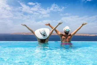 Sicher reisen: Die besten Anti-Diebstahl-Rucksäcke im Test Einleitung Reisen bedeutet Freiheit, aber auch Verantwortung. Gerade in belebten Städten, an Flughäfen oder in öffentlichen Verkehrsmitteln steigt das Risiko von Diebstählen spürbar. Genau hier kommen moderne Anti Diebstahl Rucksäcke ins Spiel. Sie verbinden praktisches Design mit innovativen Sicherheitsfunktionen und geben Reisenden ein gutes Gefühl – egal ob im Alltag oder auf Fernreisen. In den letzten Jahren hat sich die Nachfrage nach solchen Rucksäcken stark entwickelt. Das liegt nicht nur an steigenden Sicherheitsbedenken, sondern auch daran, dass viele Menschen Wert auf smarte Lösungen legen, die Komfort und Schutz vereinen. Wer heute unterwegs ist, möchte sich nicht ständig Sorgen um seine Wertsachen machen – und genau dafür wurden diese Rucksäcke entwickelt. Was sind Anti Diebstahl Rucksäcke Anti Diebstahl Rucksäcke sind speziell entwickelte Taschen, die darauf ausgelegt sind, Diebstahl deutlich zu erschweren oder sogar zu verhindern. Im Gegensatz zu klassischen Modellen enthalten sie eine Vielzahl an versteckten Sicherheitsmechanismen. Ein wesentliches Merkmal ist, dass diese Rucksäcke oft unauffällig aussehen. Das ist kein Zufall. Sie sollen keine Aufmerksamkeit erregen und gleichzeitig potenzielle Diebe abschrecken. Sie wirken bewusst schlicht, sodass sie gar nicht erst als lohnendes Ziel wahrgenommen werden. Neben dem äußeren Erscheinungsbild spielen vor allem technische Details eine Rolle. Moderne Modelle kombinieren physische Sicherheit mit digitalem Schutz und bieten damit eine ganzheitliche Lösung für Reisende. Warum Anti Diebstahl Rucksäcke immer wichtiger werden Die Art des Diebstahls hat sich verändert. Früher ging es vor allem um sichtbare Gegenstände wie Geldbörsen oder Kameras. Heute sind auch digitale Daten ein großes Ziel. Besonders in touristischen Hotspots oder überfüllten Städten sind Taschendiebe extrem geschickt. Viele Betroffene merken den Diebstahl erst Stunden später. Ein Anti Diebstahl Rucksack kann hier eine entscheidende Rolle spielen, da er gezielt auf solche Situationen ausgelegt ist. Ein weiterer Punkt ist die zunehmende Digitalisierung. Kreditkarten, Reisepässe und sogar Hotelkarten nutzen RFID-Technologie. Diese kann unter Umständen ausgelesen werden, wenn sie nicht geschützt ist. Genau hier greifen spezielle Sicherheitsfunktionen moderner Rucksäcke. Die wichtigsten Sicherheitsfunktionen im Überblick Ein hochwertiger Anti Diebstahl Rucksack lebt von seinen Details. Je mehr durchdachte Sicherheitsfunktionen integriert sind, desto besser ist der Schutz. Versteckte Reißverschlüsse gehören zu den wichtigsten Merkmalen. Sie befinden sich oft auf der Rückseite oder sind so angebracht, dass sie von außen kaum sichtbar sind. Dadurch wird ein unbemerktes Öffnen nahezu unmöglich. Schnittfeste Materialien sind ein weiterer entscheidender Faktor. Viele Modelle verwenden verstärkte Stoffe oder integrierte Drahtgeflechte, die ein Aufschlitzen verhindern. Das ist besonders in Menschenmengen wichtig, wo Diebe oft unauffällig arbeiten. Auch RFID-Schutz spielt eine zentrale Rolle. Diese Technologie blockiert Funksignale und verhindert, dass sensible Daten ausgelesen werden. Spezielle Schutzfächer im Rucksack sorgen dafür, dass diese Signale nicht nach außen dringen. Abschließbare Reißverschlüsse bieten zusätzlichen Schutz. Sie sorgen dafür, dass der Zugriff auf wichtige Fächer nur mit einem kleinen Schloss möglich ist. Material und Verarbeitung Die Qualität eines Rucksacks entscheidet über seine Sicherheit. Anti Diebstahl Rucksäcke setzen deshalb auf besonders robuste Materialien. Viele Modelle sind aus wasserabweisenden Stoffen gefertigt, die nicht nur vor Regen schützen, sondern auch schwer zu beschädigen sind. Gleichzeitig wird darauf geachtet, dass die Materialien langlebig bleiben und auch bei intensiver Nutzung ihre Form behalten. Ein oft unterschätzter Punkt ist die Verarbeitung. Hochwertige Nähte, stabile Reißverschlüsse und durchdachte Innenfächer machen den Unterschied. Ein schlecht verarbeiteter Rucksack kann trotz Sicherheitsfunktionen schnell zur Schwachstelle werden. Tragekomfort und Design Sicherheit allein reicht nicht aus – Komfort ist genauso wichtig. Schließlich wird ein Rucksack oft über viele Stunden getragen. Ergonomische Rückenpolster sorgen für eine angenehme Gewichtsverteilung. Besonders bei längeren Reisen macht sich das deutlich bemerkbar. Auch verstellbare Gurte spielen eine große Rolle, da sie individuell angepasst werden können. Das Design ist heute moderner als je zuvor. Viele Anti Diebstahl Rucksäcke sehen aus wie elegante Business-Rucksäcke oder minimalistische Alltagsmodelle. Dadurch lassen sie sich problemlos in den Alltag integrieren, ohne wie typische „Sicherheitsausrüstung“ zu wirken. Größe und Stauraum Die richtige Größe hängt stark vom Einsatzbereich ab. Für Tagesausflüge reicht ein kompakter Rucksack, während für längere Reisen mehr Stauraum notwendig ist. Viele Modelle bieten spezielle Laptopfächer, versteckte Innenfächer und intelligente Organisationssysteme. Dadurch lassen sich wichtige Gegenstände übersichtlich und sicher verstauen. Ein gut strukturierter Innenraum sorgt nicht nur für Ordnung, sondern erhöht auch die Sicherheit. Wenn alles seinen festen Platz hat, fällt es sofort auf, wenn etwas fehlt. Die besten Anti Diebstahl Rucksäcke im Test Bei der Auswahl eines guten Modells kommt es auf mehrere Faktoren an. Sicherheit steht natürlich an erster Stelle, doch auch Komfort, Design und Preis spielen eine wichtige Rolle. Im Test zeigen sich besonders Modelle als überzeugend, die mehrere Sicherheitsfunktionen kombinieren. Rucksäcke mit RFID-Schutz, schnittfestem Material und versteckten Fächern bieten den besten Rundumschutz. Erfahrungen zeigen zudem, dass Nutzer sich mit solchen Rucksäcken deutlich sicherer fühlen. Besonders die Kombination aus Schutz und Komfort wird häufig positiv hervorgehoben. Anti Diebstahl Rucksäcke vs klassische Rucksäcke Der Unterschied liegt im Detail. Während klassische Rucksäcke vor allem auf Stauraum und Design ausgelegt sind, setzen Anti Diebstahl Modelle auf zusätzliche Sicherheit. Ein normaler Rucksack bietet kaum Schutz vor gezielten Diebstahlversuchen. Reißverschlüsse sind leicht zugänglich und Materialien oft nicht verstärkt. Anti Diebstahl Rucksäcke hingegen sind so konzipiert, dass sie potenzielle Diebe abschrecken. Sie machen den Zugriff schwieriger und erhöhen den Aufwand so stark, dass viele Diebe erst gar nicht versuchen, sie zu öffnen. Tipps für den sicheren Einsatz unterwegs Selbst der beste Rucksack ersetzt keine Aufmerksamkeit. Sicherheit beginnt immer beim eigenen Verhalten. Es ist sinnvoll, den Rucksack in Menschenmengen vorne zu tragen. Dadurch behält man jederzeit die Kontrolle. Auch das bewusste Verschließen aller Fächer sollte zur Gewohnheit werden. Wertsachen sollten möglichst nah am Körper aufbewahrt werden. Viele Anti Diebstahl Rucksäcke bieten dafür spezielle Innenfächer, die schwer zugänglich sind. Pflege und Langlebigkeit Ein guter Rucksack ist eine langfristige Investition. Damit er seine Funktion behält, ist die richtige Pflege entscheidend. Regelmäßiges Reinigen und das Vermeiden von Überladung helfen, die Lebensdauer zu verlängern. Auch kleine Schäden sollten frühzeitig repariert werden, bevor sie größer werden. Ein hochwertiger Anti Diebstahl Rucksack kann viele Jahre halten, wenn er richtig gepflegt wird. Das macht ihn nicht nur sicher, sondern auch wirtschaftlich sinnvoll. Für wen sich Anti Diebstahl Rucksäcke lohnen Diese Rucksäcke sind nicht nur für Reisende gedacht. Sie eignen sich für viele verschiedene Zielgruppen. Städtereisende profitieren besonders, da sie oft in belebten Umgebungen unterwegs sind. Pendler schätzen den zusätzlichen Schutz im Alltag, etwa in Bus oder Bahn. Auch Geschäftsreisende setzen zunehmend auf solche Modelle, da sie nicht nur Wertsachen, sondern auch wichtige Dokumente schützen. FAQ Sind Anti Diebstahl Rucksäcke wirklich sicher Sie bieten einen deutlich höheren Schutz als normale Rucksäcke, ersetzen jedoch keine eigene Aufmerksamkeit. Was bringt RFID-Schutz wirklich Er verhindert das unbefugte Auslesen von Karten und schützt so vor digitalem Datendiebstahl. Kann ein Rucksack komplett diebstahlsicher sein Nein, aber er kann das Risiko erheblich reduzieren und Diebe abschrecken. Lohnt sich der höhere Preis In den meisten Fällen ja, da Sicherheit, Qualität und Langlebigkeit deutlich höher sind. Sind Anti Diebstahl Rucksäcke alltagstauglich Ja, viele Modelle sind so gestaltet, dass sie sich problemlos im Alltag nutzen lassen. Fazit Anti Diebstahl Rucksäcke sind mehr als nur ein Trend. Sie sind eine sinnvolle Antwort auf moderne Herausforderungen im Alltag und auf Reisen. Die Kombination aus physischem Schutz, digitaler Sicherheit und durchdachtem Design macht sie zu einem unverzichtbaren Begleiter. Wer häufig unterwegs ist, wird schnell den Unterschied merken. Letztendlich geht es nicht nur darum, Diebstahl zu verhindern, sondern auch darum, sich sicher und entspannt bewegen zu können. Genau das bieten moderne Anti Diebstahl Rucksäcke.