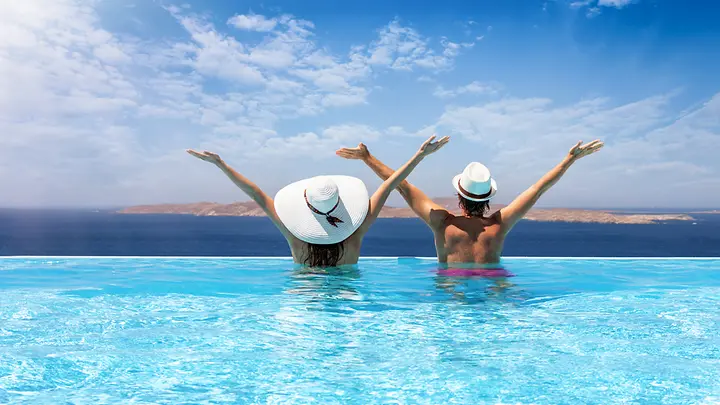 Sicher reisen: Die besten Anti-Diebstahl-Rucksäcke im Test Einleitung Reisen bedeutet Freiheit, aber auch Verantwortung. Gerade in belebten Städten, an Flughäfen oder in öffentlichen Verkehrsmitteln steigt das Risiko von Diebstählen spürbar. Genau hier kommen moderne Anti Diebstahl Rucksäcke ins Spiel. Sie verbinden praktisches Design mit innovativen Sicherheitsfunktionen und geben Reisenden ein gutes Gefühl – egal ob im Alltag oder auf Fernreisen. In den letzten Jahren hat sich die Nachfrage nach solchen Rucksäcken stark entwickelt. Das liegt nicht nur an steigenden Sicherheitsbedenken, sondern auch daran, dass viele Menschen Wert auf smarte Lösungen legen, die Komfort und Schutz vereinen. Wer heute unterwegs ist, möchte sich nicht ständig Sorgen um seine Wertsachen machen – und genau dafür wurden diese Rucksäcke entwickelt. Was sind Anti Diebstahl Rucksäcke Anti Diebstahl Rucksäcke sind speziell entwickelte Taschen, die darauf ausgelegt sind, Diebstahl deutlich zu erschweren oder sogar zu verhindern. Im Gegensatz zu klassischen Modellen enthalten sie eine Vielzahl an versteckten Sicherheitsmechanismen. Ein wesentliches Merkmal ist, dass diese Rucksäcke oft unauffällig aussehen. Das ist kein Zufall. Sie sollen keine Aufmerksamkeit erregen und gleichzeitig potenzielle Diebe abschrecken. Sie wirken bewusst schlicht, sodass sie gar nicht erst als lohnendes Ziel wahrgenommen werden. Neben dem äußeren Erscheinungsbild spielen vor allem technische Details eine Rolle. Moderne Modelle kombinieren physische Sicherheit mit digitalem Schutz und bieten damit eine ganzheitliche Lösung für Reisende. Warum Anti Diebstahl Rucksäcke immer wichtiger werden Die Art des Diebstahls hat sich verändert. Früher ging es vor allem um sichtbare Gegenstände wie Geldbörsen oder Kameras. Heute sind auch digitale Daten ein großes Ziel. Besonders in touristischen Hotspots oder überfüllten Städten sind Taschendiebe extrem geschickt. Viele Betroffene merken den Diebstahl erst Stunden später. Ein Anti Diebstahl Rucksack kann hier eine entscheidende Rolle spielen, da er gezielt auf solche Situationen ausgelegt ist. Ein weiterer Punkt ist die zunehmende Digitalisierung. Kreditkarten, Reisepässe und sogar Hotelkarten nutzen RFID-Technologie. Diese kann unter Umständen ausgelesen werden, wenn sie nicht geschützt ist. Genau hier greifen spezielle Sicherheitsfunktionen moderner Rucksäcke. Die wichtigsten Sicherheitsfunktionen im Überblick Ein hochwertiger Anti Diebstahl Rucksack lebt von seinen Details. Je mehr durchdachte Sicherheitsfunktionen integriert sind, desto besser ist der Schutz. Versteckte Reißverschlüsse gehören zu den wichtigsten Merkmalen. Sie befinden sich oft auf der Rückseite oder sind so angebracht, dass sie von außen kaum sichtbar sind. Dadurch wird ein unbemerktes Öffnen nahezu unmöglich. Schnittfeste Materialien sind ein weiterer entscheidender Faktor. Viele Modelle verwenden verstärkte Stoffe oder integrierte Drahtgeflechte, die ein Aufschlitzen verhindern. Das ist besonders in Menschenmengen wichtig, wo Diebe oft unauffällig arbeiten. Auch RFID-Schutz spielt eine zentrale Rolle. Diese Technologie blockiert Funksignale und verhindert, dass sensible Daten ausgelesen werden. Spezielle Schutzfächer im Rucksack sorgen dafür, dass diese Signale nicht nach außen dringen. Abschließbare Reißverschlüsse bieten zusätzlichen Schutz. Sie sorgen dafür, dass der Zugriff auf wichtige Fächer nur mit einem kleinen Schloss möglich ist. Material und Verarbeitung Die Qualität eines Rucksacks entscheidet über seine Sicherheit. Anti Diebstahl Rucksäcke setzen deshalb auf besonders robuste Materialien. Viele Modelle sind aus wasserabweisenden Stoffen gefertigt, die nicht nur vor Regen schützen, sondern auch schwer zu beschädigen sind. Gleichzeitig wird darauf geachtet, dass die Materialien langlebig bleiben und auch bei intensiver Nutzung ihre Form behalten. Ein oft unterschätzter Punkt ist die Verarbeitung. Hochwertige Nähte, stabile Reißverschlüsse und durchdachte Innenfächer machen den Unterschied. Ein schlecht verarbeiteter Rucksack kann trotz Sicherheitsfunktionen schnell zur Schwachstelle werden. Tragekomfort und Design Sicherheit allein reicht nicht aus – Komfort ist genauso wichtig. Schließlich wird ein Rucksack oft über viele Stunden getragen. Ergonomische Rückenpolster sorgen für eine angenehme Gewichtsverteilung. Besonders bei längeren Reisen macht sich das deutlich bemerkbar. Auch verstellbare Gurte spielen eine große Rolle, da sie individuell angepasst werden können. Das Design ist heute moderner als je zuvor. Viele Anti Diebstahl Rucksäcke sehen aus wie elegante Business-Rucksäcke oder minimalistische Alltagsmodelle. Dadurch lassen sie sich problemlos in den Alltag integrieren, ohne wie typische „Sicherheitsausrüstung“ zu wirken. Größe und Stauraum Die richtige Größe hängt stark vom Einsatzbereich ab. Für Tagesausflüge reicht ein kompakter Rucksack, während für längere Reisen mehr Stauraum notwendig ist. Viele Modelle bieten spezielle Laptopfächer, versteckte Innenfächer und intelligente Organisationssysteme. Dadurch lassen sich wichtige Gegenstände übersichtlich und sicher verstauen. Ein gut strukturierter Innenraum sorgt nicht nur für Ordnung, sondern erhöht auch die Sicherheit. Wenn alles seinen festen Platz hat, fällt es sofort auf, wenn etwas fehlt. Die besten Anti Diebstahl Rucksäcke im Test Bei der Auswahl eines guten Modells kommt es auf mehrere Faktoren an. Sicherheit steht natürlich an erster Stelle, doch auch Komfort, Design und Preis spielen eine wichtige Rolle. Im Test zeigen sich besonders Modelle als überzeugend, die mehrere Sicherheitsfunktionen kombinieren. Rucksäcke mit RFID-Schutz, schnittfestem Material und versteckten Fächern bieten den besten Rundumschutz. Erfahrungen zeigen zudem, dass Nutzer sich mit solchen Rucksäcken deutlich sicherer fühlen. Besonders die Kombination aus Schutz und Komfort wird häufig positiv hervorgehoben. Anti Diebstahl Rucksäcke vs klassische Rucksäcke Der Unterschied liegt im Detail. Während klassische Rucksäcke vor allem auf Stauraum und Design ausgelegt sind, setzen Anti Diebstahl Modelle auf zusätzliche Sicherheit. Ein normaler Rucksack bietet kaum Schutz vor gezielten Diebstahlversuchen. Reißverschlüsse sind leicht zugänglich und Materialien oft nicht verstärkt. Anti Diebstahl Rucksäcke hingegen sind so konzipiert, dass sie potenzielle Diebe abschrecken. Sie machen den Zugriff schwieriger und erhöhen den Aufwand so stark, dass viele Diebe erst gar nicht versuchen, sie zu öffnen. Tipps für den sicheren Einsatz unterwegs Selbst der beste Rucksack ersetzt keine Aufmerksamkeit. Sicherheit beginnt immer beim eigenen Verhalten. Es ist sinnvoll, den Rucksack in Menschenmengen vorne zu tragen. Dadurch behält man jederzeit die Kontrolle. Auch das bewusste Verschließen aller Fächer sollte zur Gewohnheit werden. Wertsachen sollten möglichst nah am Körper aufbewahrt werden. Viele Anti Diebstahl Rucksäcke bieten dafür spezielle Innenfächer, die schwer zugänglich sind. Pflege und Langlebigkeit Ein guter Rucksack ist eine langfristige Investition. Damit er seine Funktion behält, ist die richtige Pflege entscheidend. Regelmäßiges Reinigen und das Vermeiden von Überladung helfen, die Lebensdauer zu verlängern. Auch kleine Schäden sollten frühzeitig repariert werden, bevor sie größer werden. Ein hochwertiger Anti Diebstahl Rucksack kann viele Jahre halten, wenn er richtig gepflegt wird. Das macht ihn nicht nur sicher, sondern auch wirtschaftlich sinnvoll. Für wen sich Anti Diebstahl Rucksäcke lohnen Diese Rucksäcke sind nicht nur für Reisende gedacht. Sie eignen sich für viele verschiedene Zielgruppen. Städtereisende profitieren besonders, da sie oft in belebten Umgebungen unterwegs sind. Pendler schätzen den zusätzlichen Schutz im Alltag, etwa in Bus oder Bahn. Auch Geschäftsreisende setzen zunehmend auf solche Modelle, da sie nicht nur Wertsachen, sondern auch wichtige Dokumente schützen. FAQ Sind Anti Diebstahl Rucksäcke wirklich sicher Sie bieten einen deutlich höheren Schutz als normale Rucksäcke, ersetzen jedoch keine eigene Aufmerksamkeit. Was bringt RFID-Schutz wirklich Er verhindert das unbefugte Auslesen von Karten und schützt so vor digitalem Datendiebstahl. Kann ein Rucksack komplett diebstahlsicher sein Nein, aber er kann das Risiko erheblich reduzieren und Diebe abschrecken. Lohnt sich der höhere Preis In den meisten Fällen ja, da Sicherheit, Qualität und Langlebigkeit deutlich höher sind. Sind Anti Diebstahl Rucksäcke alltagstauglich Ja, viele Modelle sind so gestaltet, dass sie sich problemlos im Alltag nutzen lassen. Fazit Anti Diebstahl Rucksäcke sind mehr als nur ein Trend. Sie sind eine sinnvolle Antwort auf moderne Herausforderungen im Alltag und auf Reisen. Die Kombination aus physischem Schutz, digitaler Sicherheit und durchdachtem Design macht sie zu einem unverzichtbaren Begleiter. Wer häufig unterwegs ist, wird schnell den Unterschied merken. Letztendlich geht es nicht nur darum, Diebstahl zu verhindern, sondern auch darum, sich sicher und entspannt bewegen zu können. Genau das bieten moderne Anti Diebstahl Rucksäcke.