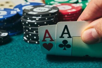 Warum das Erkennen von Spielertypen im Poker entscheidend ist Poker ist nicht nur ein Kartenspiel, sondern vor allem ein Spiel gegen andere Menschen. Viele Spieler konzentrieren sich ausschließlich auf ihre eigenen Karten und übersehen dabei einen entscheidenden Faktor: das Verhalten ihrer Gegner. Um Spielmuster richtig zu verstehen, hilft es außerdem, grundlegende Pokerbegriffe zu kennen, die viele typische Situationen und Strategien im Spiel beschreiben. Langfristig erfolgreiche Spieler analysieren nicht nur ihre Hände, sondern auch die Spielweise der anderen Teilnehmer am Tisch. Unterschiedliche Spieler treffen unterschiedliche Entscheidungen, und genau diese Unterschiede eröffnen profitable Möglichkeiten. Die Grundlagen der Poker-Spielertypen Die meisten Poker-Spielertypen lassen sich anhand von zwei grundlegenden Eigenschaften einordnen. Der erste Faktor ist Tight oder Loose. Tight-Spieler spielen nur wenige ausgewählte Hände, während Loose-Spieler deutlich mehr Starthände spielen. Der zweite Faktor ist Passiv oder Aggressiv. Passive Spieler callen häufiger und setzen selten selbst. Aggressive Spieler setzen und raisen aktiv, um Druck aufzubauen. Aus diesen beiden Eigenschaften entstehen vier klassische Spielertypen: Tight-Passiv Loose-Passiv Tight-Aggressiv Loose-Aggressiv Diese Einteilung hilft besonders im Online-Poker, Gegner schnell zu kategorisieren und typische Verhaltensmuster zu erkennen. Tight-Passive Spieler erkennen und exploiten Typische Merkmale dieses Spielertyps Tight-passive Spieler sind meist sehr vorsichtig. Sie spielen nur wenige Hände und beteiligen sich hauptsächlich mit starken Karten am Pot. Gleichzeitig zeigen sie wenig Aggression. Statt selbst zu setzen oder zu raisen, entscheiden sie sich häufig für Calls oder Checks. Dieser Spielertyp wird oft als „ängstlich“ oder übervorsichtig beschrieben. Typische Schwächen Die größte Schwäche dieser Spieler liegt in ihrer Vorhersehbarkeit. Wenn sie aggressiv werden, halten sie meist eine sehr starke Hand. Außerdem folden sie häufig, wenn sie unter Druck geraten. Große Bets oder Raises können sie leicht aus dem Pot drängen. Effektive Strategien gegen Tight-Passive Spieler Gegen diesen Spielertyp lohnt es sich, häufiger zu bluffen. Besonders in später Position können viele Pots ohne große Gegenwehr gewonnen werden. Auch das Stehlen der Blinds ist oft profitabel, da diese Spieler ihre Hände nur selten verteidigen. Druck durch gezielte Bets ist daher eine effektive Strategie. Loose-Passive Spieler verstehen (die klassischen Calling Stations) Typische Merkmale Loose-passive Spieler spielen viele Hände und beteiligen sich an vielen Pots. Gleichzeitig vermeiden sie aggressive Aktionen. Sie callen häufig, selbst mit mittelmäßigen Händen, und geben nur ungern auf. Diese Spieler werden oft als „Calling Stations“ bezeichnet. Typische Schwächen Die größte Schwäche dieses Spielertyps ist seine fehlende Disziplin beim Folden. Viele Hände werden bis zum Showdown gespielt, selbst wenn die Situation ungünstig ist. Bluffs funktionieren gegen solche Spieler oft schlecht, da sie viele Bets einfach callen. Strategien gegen Calling Stations Die beste Strategie gegen Calling Stations ist einfach: weniger bluffen und mehr Value bets setzen. Wenn man eine starke oder solide Hand hält, lohnt es sich häufig, größere Bets zu machen. Diese Spieler sind bereit zu callen, auch wenn ihre Gewinnchancen gering sind. Geduld und klare Value-Strategien sind hier besonders effektiv. Tight-Aggressive Spieler analysieren Typische Merkmale Tight-aggressive Spieler gelten als solide und strukturierte Gegner. Sie spielen eine ausgewählte Anzahl von Händen und setzen diese aggressiv ein. Sie raisen häufig vor dem Flop und setzen auch nach dem Flop konsequent weiter. Viele erfolgreiche Online-Poker-Spieler gehören zu diesem Spielertyp. Typische Schwächen Obwohl dieser Spielstil grundsätzlich stark ist, kann er auch vorhersehbar werden. Wenn ein Spieler nur mit sehr starken Händen aggressiv spielt, lassen sich seine Ranges relativ gut einschätzen. Außerdem vermeiden viele dieser Spieler marginale Situationen. Strategien gegen TAG-Spieler Gegen TAG-Spieler kann gezielter Druck in bestimmten Spots funktionieren. Besonders in Situationen, in denen ihre Range schwach erscheint, können Bluffs profitabel sein. Auch aggressives Spiel in Position kann ihre Strategie unter Druck setzen. Wichtig ist jedoch, ihre Stärke zu respektieren und nicht unnötig große Pots ohne solide Hände zu spielen. Loose-Aggressive Spieler (LAG) richtig kontern Typische Merkmale Loose-aggressive Spieler spielen viele Hände und setzen ihre Gegner konstant unter Druck. Sie raisen häufig, bluffen öfter als andere Spielertypen und versuchen, die Kontrolle über den Tisch zu übernehmen. Solche Spieler sorgen oft für dynamische und actionreiche Tische. Typische Schwächen Die hohe Aggression führt häufig zu großen Schwankungen. LAG-Spieler übertreiben manchmal mit ihren Bluffs oder spielen zu viele marginale Hände. Dadurch entstehen Situationen, in denen sie Chips verlieren können. Strategien gegen aggressive Spieler Gegen diesen Spielertyp ist Geduld besonders wichtig. Statt sich auf jeden aggressiven Zug einzulassen, sollte man auf starke Hände warten. Bluffcatching kann ebenfalls effektiv sein. Wenn ein Spieler häufig blufft, lohnt es sich, mit soliden Händen öfter zu callen. Außerdem kann man ihre Aggression nutzen, indem man sie mit starken Händen in große Pots verwickelt. Hinweise zur schnellen Gegneranalyse im Online-Poker Im Online-Poker muss die Einschätzung von Gegnern oft schnell erfolgen. Einige Hinweise können dabei helfen. HUD-Statistiken liefern wertvolle Informationen über Spielverhalten und Aggressionslevel. Werte wie VPIP oder PFR geben schnell Hinweise auf den Spielertyp. Auch Showdowns liefern wichtige Informationen. Sie zeigen, welche Hände ein Gegner tatsächlich spielt. Zusätzlich lohnt es sich, Muster zu beobachten. Freizeitspieler treffen oft untypische Entscheidungen, während erfahrene Spieler konsistenter agieren. Häufige Fehler bei der Einschätzung von Spielertypen Viele Spieler machen den Fehler, Gegner zu schnell einzuordnen. Ein einzelner ungewöhnlicher Spielzug reicht nicht aus, um den Spielstil zuverlässig zu bestimmen. Ein weiterer Fehler ist das Ignorieren von Tischdynamiken. Spieler passen ihre Strategie häufig an bestimmte Situationen oder Gegner an. Auch kleine Samples können zu falschen Schlussfolgerungen führen. Erst eine größere Anzahl beobachteter Hände liefert ein realistisches Bild. Fazit Das Erkennen von Spielertypen gehört zu den wichtigsten Fähigkeiten im Poker. Wer versteht, wie verschiedene Gegner spielen, kann seine Strategie gezielt anpassen. Dabei geht es nicht nur darum, Karten zu spielen, sondern auch darum, Menschen zu lesen und ihre Entscheidungen zu verstehen. Langfristig profitieren vor allem Spieler, die flexibel bleiben und ihre Strategie ständig an neue Situationen anpassen. Genau diese Anpassungsfähigkeit macht im Poker oft den Unterschied zwischen durchschnittlichen und wirklich erfolgreichen Spielern.