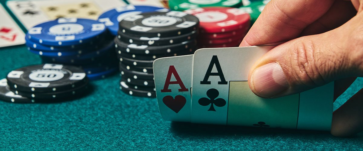 Warum das Erkennen von Spielertypen im Poker entscheidend ist Poker ist nicht nur ein Kartenspiel, sondern vor allem ein Spiel gegen andere Menschen. Viele Spieler konzentrieren sich ausschließlich auf ihre eigenen Karten und übersehen dabei einen entscheidenden Faktor: das Verhalten ihrer Gegner. Um Spielmuster richtig zu verstehen, hilft es außerdem, grundlegende Pokerbegriffe zu kennen, die viele typische Situationen und Strategien im Spiel beschreiben. Langfristig erfolgreiche Spieler analysieren nicht nur ihre Hände, sondern auch die Spielweise der anderen Teilnehmer am Tisch. Unterschiedliche Spieler treffen unterschiedliche Entscheidungen, und genau diese Unterschiede eröffnen profitable Möglichkeiten. Die Grundlagen der Poker-Spielertypen Die meisten Poker-Spielertypen lassen sich anhand von zwei grundlegenden Eigenschaften einordnen. Der erste Faktor ist Tight oder Loose. Tight-Spieler spielen nur wenige ausgewählte Hände, während Loose-Spieler deutlich mehr Starthände spielen. Der zweite Faktor ist Passiv oder Aggressiv. Passive Spieler callen häufiger und setzen selten selbst. Aggressive Spieler setzen und raisen aktiv, um Druck aufzubauen. Aus diesen beiden Eigenschaften entstehen vier klassische Spielertypen: Tight-Passiv Loose-Passiv Tight-Aggressiv Loose-Aggressiv Diese Einteilung hilft besonders im Online-Poker, Gegner schnell zu kategorisieren und typische Verhaltensmuster zu erkennen. Tight-Passive Spieler erkennen und exploiten Typische Merkmale dieses Spielertyps Tight-passive Spieler sind meist sehr vorsichtig. Sie spielen nur wenige Hände und beteiligen sich hauptsächlich mit starken Karten am Pot. Gleichzeitig zeigen sie wenig Aggression. Statt selbst zu setzen oder zu raisen, entscheiden sie sich häufig für Calls oder Checks. Dieser Spielertyp wird oft als „ängstlich“ oder übervorsichtig beschrieben. Typische Schwächen Die größte Schwäche dieser Spieler liegt in ihrer Vorhersehbarkeit. Wenn sie aggressiv werden, halten sie meist eine sehr starke Hand. Außerdem folden sie häufig, wenn sie unter Druck geraten. Große Bets oder Raises können sie leicht aus dem Pot drängen. Effektive Strategien gegen Tight-Passive Spieler Gegen diesen Spielertyp lohnt es sich, häufiger zu bluffen. Besonders in später Position können viele Pots ohne große Gegenwehr gewonnen werden. Auch das Stehlen der Blinds ist oft profitabel, da diese Spieler ihre Hände nur selten verteidigen. Druck durch gezielte Bets ist daher eine effektive Strategie. Loose-Passive Spieler verstehen (die klassischen Calling Stations) Typische Merkmale Loose-passive Spieler spielen viele Hände und beteiligen sich an vielen Pots. Gleichzeitig vermeiden sie aggressive Aktionen. Sie callen häufig, selbst mit mittelmäßigen Händen, und geben nur ungern auf. Diese Spieler werden oft als „Calling Stations“ bezeichnet. Typische Schwächen Die größte Schwäche dieses Spielertyps ist seine fehlende Disziplin beim Folden. Viele Hände werden bis zum Showdown gespielt, selbst wenn die Situation ungünstig ist. Bluffs funktionieren gegen solche Spieler oft schlecht, da sie viele Bets einfach callen. Strategien gegen Calling Stations Die beste Strategie gegen Calling Stations ist einfach: weniger bluffen und mehr Value bets setzen. Wenn man eine starke oder solide Hand hält, lohnt es sich häufig, größere Bets zu machen. Diese Spieler sind bereit zu callen, auch wenn ihre Gewinnchancen gering sind. Geduld und klare Value-Strategien sind hier besonders effektiv. Tight-Aggressive Spieler analysieren Typische Merkmale Tight-aggressive Spieler gelten als solide und strukturierte Gegner. Sie spielen eine ausgewählte Anzahl von Händen und setzen diese aggressiv ein. Sie raisen häufig vor dem Flop und setzen auch nach dem Flop konsequent weiter. Viele erfolgreiche Online-Poker-Spieler gehören zu diesem Spielertyp. Typische Schwächen Obwohl dieser Spielstil grundsätzlich stark ist, kann er auch vorhersehbar werden. Wenn ein Spieler nur mit sehr starken Händen aggressiv spielt, lassen sich seine Ranges relativ gut einschätzen. Außerdem vermeiden viele dieser Spieler marginale Situationen. Strategien gegen TAG-Spieler Gegen TAG-Spieler kann gezielter Druck in bestimmten Spots funktionieren. Besonders in Situationen, in denen ihre Range schwach erscheint, können Bluffs profitabel sein. Auch aggressives Spiel in Position kann ihre Strategie unter Druck setzen. Wichtig ist jedoch, ihre Stärke zu respektieren und nicht unnötig große Pots ohne solide Hände zu spielen. Loose-Aggressive Spieler (LAG) richtig kontern Typische Merkmale Loose-aggressive Spieler spielen viele Hände und setzen ihre Gegner konstant unter Druck. Sie raisen häufig, bluffen öfter als andere Spielertypen und versuchen, die Kontrolle über den Tisch zu übernehmen. Solche Spieler sorgen oft für dynamische und actionreiche Tische. Typische Schwächen Die hohe Aggression führt häufig zu großen Schwankungen. LAG-Spieler übertreiben manchmal mit ihren Bluffs oder spielen zu viele marginale Hände. Dadurch entstehen Situationen, in denen sie Chips verlieren können. Strategien gegen aggressive Spieler Gegen diesen Spielertyp ist Geduld besonders wichtig. Statt sich auf jeden aggressiven Zug einzulassen, sollte man auf starke Hände warten. Bluffcatching kann ebenfalls effektiv sein. Wenn ein Spieler häufig blufft, lohnt es sich, mit soliden Händen öfter zu callen. Außerdem kann man ihre Aggression nutzen, indem man sie mit starken Händen in große Pots verwickelt. Hinweise zur schnellen Gegneranalyse im Online-Poker Im Online-Poker muss die Einschätzung von Gegnern oft schnell erfolgen. Einige Hinweise können dabei helfen. HUD-Statistiken liefern wertvolle Informationen über Spielverhalten und Aggressionslevel. Werte wie VPIP oder PFR geben schnell Hinweise auf den Spielertyp. Auch Showdowns liefern wichtige Informationen. Sie zeigen, welche Hände ein Gegner tatsächlich spielt. Zusätzlich lohnt es sich, Muster zu beobachten. Freizeitspieler treffen oft untypische Entscheidungen, während erfahrene Spieler konsistenter agieren. Häufige Fehler bei der Einschätzung von Spielertypen Viele Spieler machen den Fehler, Gegner zu schnell einzuordnen. Ein einzelner ungewöhnlicher Spielzug reicht nicht aus, um den Spielstil zuverlässig zu bestimmen. Ein weiterer Fehler ist das Ignorieren von Tischdynamiken. Spieler passen ihre Strategie häufig an bestimmte Situationen oder Gegner an. Auch kleine Samples können zu falschen Schlussfolgerungen führen. Erst eine größere Anzahl beobachteter Hände liefert ein realistisches Bild. Fazit Das Erkennen von Spielertypen gehört zu den wichtigsten Fähigkeiten im Poker. Wer versteht, wie verschiedene Gegner spielen, kann seine Strategie gezielt anpassen. Dabei geht es nicht nur darum, Karten zu spielen, sondern auch darum, Menschen zu lesen und ihre Entscheidungen zu verstehen. Langfristig profitieren vor allem Spieler, die flexibel bleiben und ihre Strategie ständig an neue Situationen anpassen. Genau diese Anpassungsfähigkeit macht im Poker oft den Unterschied zwischen durchschnittlichen und wirklich erfolgreichen Spielern.