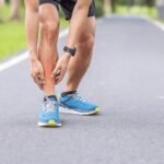 Der stille Knacks im Schienbein: Wenn Ausdauersport an die Substanz geht Wer regelmäßig läuft, tanzt oder Marathontraining absolviert, kennt das Gefühl: ein diffuser, zunächst kaum wahrnehmbarer Schmerz im Schienbein oder im Vorfuß, der nach dem Training wieder verschwindet – bis er es irgendwann nicht mehr tut. Genau so beginnen viele Stressfrakturen, jene feinen Ermüdungsbrüche im Knochen, die bei Ausdauersportlern, Tänzerinnen und Basketballspielern erstaunlich häufig vorkommen. Anders als ein klassischer Knochenbruch entsteht die Stressfraktur nicht durch einen einzigen Sturz, sondern durch wiederholte, kleine Belastungsspitzen, die dem Knochen keine Zeit zur Regeneration lassen. Warum trifft es gerade Läufer und Tänzerinnen so oft? Beim Laufen, insbesondere im Marathontraining, wirken bei jedem Schritt Kräfte auf das Schienbein (Tibia) und die Mittelfußknochen ein, die ein Vielfaches des Körpergewichts betragen. Wird das Trainingspensum zu schnell gesteigert, der Untergrund gewechselt oder das Schuhwerk vernachlässigt, kann der Knochen mit dem Umbauprozess nicht mehr Schritt halten. Ähnliches gilt für Tanz und Aerobic: Die ständigen Sprünge, abrupten Richtungswechsel und der Aufprall auf hartem Boden setzen vor allem den Mittelfußknochen und dem Sprunggelenkbereich stark zu. Auch im Basketball, mit seinen ständigen Sprints, Sprüngen und Landungen, gehören Stressfrakturen zu den typischen Überlastungsverletzungen. Hinzu kommen Faktoren wie Übertraining, unzureichende Regeneration, Kalzium- oder Vitamin-D-Mangel sowie ein plötzlicher Wechsel der Trainingsintensität – Umstände, die viele ambitionierte Freizeitsportler unterschätzen. Wenn aus einem Belastungsschmerz mehr wird Das Tückische an einer Stressfraktur ist ihr schleichender Beginn. Zunächst tritt der Schmerz nur unter Belastung auf, oft lokal begrenzt und gut abgrenzbar. Wird weiter trainiert, verstärkt sich der Schmerz, tritt schon bei alltäglichen Bewegungen auf und kann von einer sichtbaren Schwellung begleitet sein. Besonders kritisch sind Stressfrakturen an Stellen mit schlechter Durchblutung, etwa am Schenkelhals oder am Kahnbein (Os naviculare) im Fuß. Diese sogenannten Hochrisikofrakturen heilen schlechter von selbst und können, wenn sie unbehandelt bleiben, zu einer vollständigen Fraktur fortschreiten – mit der Folge, dass eine operative Stabilisierung notwendig wird. Wer anhaltende, belastungsabhängige Schmerzen im Schienbein oder Vorfuß bemerkt, sollte diese daher nicht als bloßen Muskelkater abtun, sondern ärztlich abklären lassen, idealerweise mittels Bildgebung. Behandlung: Von Schonung bis zur medikamentösen Schmerzlinderung Die gute Nachricht: Die meisten Stressfrakturen in frühem Stadium lassen sich konservativ behandeln. Zum Standardrepertoire gehören: - Konsequente Entlastung der betroffenen Region, oft für mehrere Wochen - Physiotherapie zum Erhalt der Beweglichkeit und zum gezielten Wiederaufbau der Belastbarkeit - Anpassung von Schuhwerk, Trainingsplan und Untergrund - Ernährungsoptimierung mit Blick auf Kalzium und Vitamin D Bei leichteren Fällen reichen häufig frei verkäufliche Schmerzmittel aus, um die akute Beschwerdephase zu überbrücken. Anders sieht es aus, wenn es sich um eine vollständige Fraktur handelt oder die Verletzung eine der bereits erwähnten Hochrisikolokalisationen betrifft, etwa den Schenkelhals oder das Kahnbein. In solchen Fällen ist häufig eine operative Fixierung erforderlich, und die Schmerzintensität in der postoperativen Phase übersteigt das, was mit einfachen Präparaten zu bewältigen ist. Hier kommen verschreibungspflichtige Schmerzmittel ins Spiel, die unter ärztlicher Aufsicht gezielt eingesetzt werden, um dem Patienten eine angemessene Schmerzlinderung während der Heilungsphase zu ermöglichen. Verschreibungspflichtige Schmerzmittel: Ein sensibles, aber notwendiges Thema Ein Wirkstoff, der in diesem Zusammenhang in Deutschland häufig zur Sprache kommt, ist tilidin. Es zählt zu den zentral wirkenden Schmerzmitteln, die bei stärkeren Schmerzzuständen eingesetzt werden, etwa nach operativen Eingriffen oder bei komplizierten Frakturen, wenn andere Mittel nicht ausreichend wirken. Wie bei allen Opioid-Analgetika gilt auch hier: Sie sollten stets nach ärztlicher Verordnung, in der niedrigsten wirksamen Dosis und über einen begrenzten Zeitraum eingenommen werden, um das Risiko einer Gewöhnung zu minimieren. Genau deshalb ist in Deutschland und der gesamten EU eine ärztliche Konsultation vor der Ausstellung eines Rezepts vorgeschrieben. Für Patienten mit eingeschränkter Mobilität – und wer mit einer Stressfraktur im Schienbein oder Fuß kaum laufen kann, weiß, wovon die Rede ist – stellt sich oft die praktische Frage, wie man überhaupt an die notwendige Medikation gelangt, ohne mehrfach eine Praxis oder Apotheke aufsuchen zu müssen. Plattformen, die Patienten mit lizenzierten Ärzten für eine Online-Konsultation verbinden, bieten hier eine legale und in der EU regulierte Lösung. Nach dem Gespräch mit dem Arzt wird, falls medizinisch angezeigt, ein Rezept ausgestellt, das direkt an eine registrierte Apotheke weitergeleitet wird. Von dort erfolgt der Versand nach Hause, was gerade bei einer Fraktur, die das Gehen erschwert, eine spürbare Erleichterung darstellt. Wer sich näher informieren und tilidin bestellen möchte, findet entsprechende Angebote, bei denen der gesamte Ablauf – von der ärztlichen Beurteilung bis zur Auslieferung durch eine registrierte Apotheke – transparent und regelkonform gestaltet ist. Manche Nutzer suchen dabei auch nach Begriffen wie tilidin bestellen rezeptfrei; gemeint ist damit in der Regel nicht der Verzicht auf jede ärztliche Kontrolle, sondern der Wunsch nach einem unkomplizierten Ablauf ohne vorab in der Hausarztpraxis vorstellig werden zu müssen. Die eigentliche Verschreibung erfolgt in jedem Fall erst nach einer ordnungsgemäßen medizinischen Einschätzung. Zurück in den Sport – aber mit Geduld Die Rückkehr zum Lauftraining, zum Tanz oder zum Basketballfeld sollte immer schrittweise erfolgen. Ein zu früher Belastungsaufbau ist einer der häufigsten Gründe für erneute Stressfrakturen. Erfahrene Physiotherapeuten empfehlen meist ein stufenweises Trainingsprogramm, bei dem Belastungsumfang und -intensität langsam gesteigert werden, begleitet von regelmäßigen Kontrollen. Wer die Ausheilung respektiert, kann in den allermeisten Fällen langfristig beschwerdefrei und mit vollem Bewegungsumfang in seinen Sport zurückkehren.