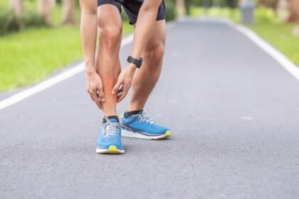 Der stille Knacks im Schienbein: Wenn Ausdauersport an die Substanz geht Wer regelmäßig läuft, tanzt oder Marathontraining absolviert, kennt das Gefühl: ein diffuser, zunächst kaum wahrnehmbarer Schmerz im Schienbein oder im Vorfuß, der nach dem Training wieder verschwindet – bis er es irgendwann nicht mehr tut. Genau so beginnen viele Stressfrakturen, jene feinen Ermüdungsbrüche im Knochen, die bei Ausdauersportlern, Tänzerinnen und Basketballspielern erstaunlich häufig vorkommen. Anders als ein klassischer Knochenbruch entsteht die Stressfraktur nicht durch einen einzigen Sturz, sondern durch wiederholte, kleine Belastungsspitzen, die dem Knochen keine Zeit zur Regeneration lassen. Warum trifft es gerade Läufer und Tänzerinnen so oft? Beim Laufen, insbesondere im Marathontraining, wirken bei jedem Schritt Kräfte auf das Schienbein (Tibia) und die Mittelfußknochen ein, die ein Vielfaches des Körpergewichts betragen. Wird das Trainingspensum zu schnell gesteigert, der Untergrund gewechselt oder das Schuhwerk vernachlässigt, kann der Knochen mit dem Umbauprozess nicht mehr Schritt halten. Ähnliches gilt für Tanz und Aerobic: Die ständigen Sprünge, abrupten Richtungswechsel und der Aufprall auf hartem Boden setzen vor allem den Mittelfußknochen und dem Sprunggelenkbereich stark zu. Auch im Basketball, mit seinen ständigen Sprints, Sprüngen und Landungen, gehören Stressfrakturen zu den typischen Überlastungsverletzungen. Hinzu kommen Faktoren wie Übertraining, unzureichende Regeneration, Kalzium- oder Vitamin-D-Mangel sowie ein plötzlicher Wechsel der Trainingsintensität – Umstände, die viele ambitionierte Freizeitsportler unterschätzen. Wenn aus einem Belastungsschmerz mehr wird Das Tückische an einer Stressfraktur ist ihr schleichender Beginn. Zunächst tritt der Schmerz nur unter Belastung auf, oft lokal begrenzt und gut abgrenzbar. Wird weiter trainiert, verstärkt sich der Schmerz, tritt schon bei alltäglichen Bewegungen auf und kann von einer sichtbaren Schwellung begleitet sein. Besonders kritisch sind Stressfrakturen an Stellen mit schlechter Durchblutung, etwa am Schenkelhals oder am Kahnbein (Os naviculare) im Fuß. Diese sogenannten Hochrisikofrakturen heilen schlechter von selbst und können, wenn sie unbehandelt bleiben, zu einer vollständigen Fraktur fortschreiten – mit der Folge, dass eine operative Stabilisierung notwendig wird. Wer anhaltende, belastungsabhängige Schmerzen im Schienbein oder Vorfuß bemerkt, sollte diese daher nicht als bloßen Muskelkater abtun, sondern ärztlich abklären lassen, idealerweise mittels Bildgebung. Behandlung: Von Schonung bis zur medikamentösen Schmerzlinderung Die gute Nachricht: Die meisten Stressfrakturen in frühem Stadium lassen sich konservativ behandeln. Zum Standardrepertoire gehören: - Konsequente Entlastung der betroffenen Region, oft für mehrere Wochen - Physiotherapie zum Erhalt der Beweglichkeit und zum gezielten Wiederaufbau der Belastbarkeit - Anpassung von Schuhwerk, Trainingsplan und Untergrund - Ernährungsoptimierung mit Blick auf Kalzium und Vitamin D Bei leichteren Fällen reichen häufig frei verkäufliche Schmerzmittel aus, um die akute Beschwerdephase zu überbrücken. Anders sieht es aus, wenn es sich um eine vollständige Fraktur handelt oder die Verletzung eine der bereits erwähnten Hochrisikolokalisationen betrifft, etwa den Schenkelhals oder das Kahnbein. In solchen Fällen ist häufig eine operative Fixierung erforderlich, und die Schmerzintensität in der postoperativen Phase übersteigt das, was mit einfachen Präparaten zu bewältigen ist. Hier kommen verschreibungspflichtige Schmerzmittel ins Spiel, die unter ärztlicher Aufsicht gezielt eingesetzt werden, um dem Patienten eine angemessene Schmerzlinderung während der Heilungsphase zu ermöglichen. Verschreibungspflichtige Schmerzmittel: Ein sensibles, aber notwendiges Thema Ein Wirkstoff, der in diesem Zusammenhang in Deutschland häufig zur Sprache kommt, ist tilidin. Es zählt zu den zentral wirkenden Schmerzmitteln, die bei stärkeren Schmerzzuständen eingesetzt werden, etwa nach operativen Eingriffen oder bei komplizierten Frakturen, wenn andere Mittel nicht ausreichend wirken. Wie bei allen Opioid-Analgetika gilt auch hier: Sie sollten stets nach ärztlicher Verordnung, in der niedrigsten wirksamen Dosis und über einen begrenzten Zeitraum eingenommen werden, um das Risiko einer Gewöhnung zu minimieren. Genau deshalb ist in Deutschland und der gesamten EU eine ärztliche Konsultation vor der Ausstellung eines Rezepts vorgeschrieben. Für Patienten mit eingeschränkter Mobilität – und wer mit einer Stressfraktur im Schienbein oder Fuß kaum laufen kann, weiß, wovon die Rede ist – stellt sich oft die praktische Frage, wie man überhaupt an die notwendige Medikation gelangt, ohne mehrfach eine Praxis oder Apotheke aufsuchen zu müssen. Plattformen, die Patienten mit lizenzierten Ärzten für eine Online-Konsultation verbinden, bieten hier eine legale und in der EU regulierte Lösung. Nach dem Gespräch mit dem Arzt wird, falls medizinisch angezeigt, ein Rezept ausgestellt, das direkt an eine registrierte Apotheke weitergeleitet wird. Von dort erfolgt der Versand nach Hause, was gerade bei einer Fraktur, die das Gehen erschwert, eine spürbare Erleichterung darstellt. Wer sich näher informieren und tilidin bestellen möchte, findet entsprechende Angebote, bei denen der gesamte Ablauf – von der ärztlichen Beurteilung bis zur Auslieferung durch eine registrierte Apotheke – transparent und regelkonform gestaltet ist. Manche Nutzer suchen dabei auch nach Begriffen wie tilidin bestellen rezeptfrei; gemeint ist damit in der Regel nicht der Verzicht auf jede ärztliche Kontrolle, sondern der Wunsch nach einem unkomplizierten Ablauf ohne vorab in der Hausarztpraxis vorstellig werden zu müssen. Die eigentliche Verschreibung erfolgt in jedem Fall erst nach einer ordnungsgemäßen medizinischen Einschätzung. Zurück in den Sport – aber mit Geduld Die Rückkehr zum Lauftraining, zum Tanz oder zum Basketballfeld sollte immer schrittweise erfolgen. Ein zu früher Belastungsaufbau ist einer der häufigsten Gründe für erneute Stressfrakturen. Erfahrene Physiotherapeuten empfehlen meist ein stufenweises Trainingsprogramm, bei dem Belastungsumfang und -intensität langsam gesteigert werden, begleitet von regelmäßigen Kontrollen. Wer die Ausheilung respektiert, kann in den allermeisten Fällen langfristig beschwerdefrei und mit vollem Bewegungsumfang in seinen Sport zurückkehren.