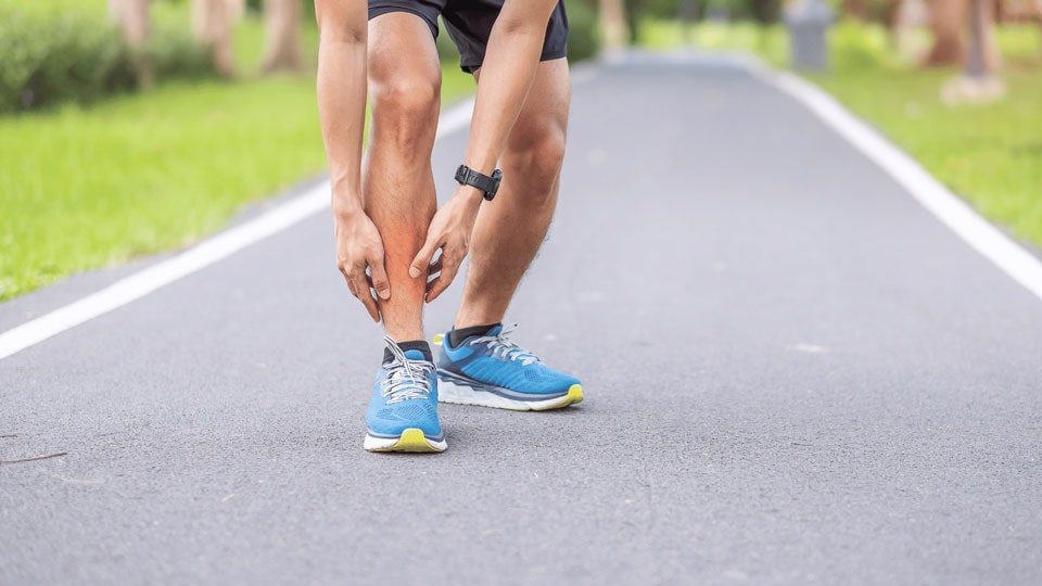 Der stille Knacks im Schienbein: Wenn Ausdauersport an die Substanz geht Wer regelmäßig läuft, tanzt oder Marathontraining absolviert, kennt das Gefühl: ein diffuser, zunächst kaum wahrnehmbarer Schmerz im Schienbein oder im Vorfuß, der nach dem Training wieder verschwindet – bis er es irgendwann nicht mehr tut. Genau so beginnen viele Stressfrakturen, jene feinen Ermüdungsbrüche im Knochen, die bei Ausdauersportlern, Tänzerinnen und Basketballspielern erstaunlich häufig vorkommen. Anders als ein klassischer Knochenbruch entsteht die Stressfraktur nicht durch einen einzigen Sturz, sondern durch wiederholte, kleine Belastungsspitzen, die dem Knochen keine Zeit zur Regeneration lassen. Warum trifft es gerade Läufer und Tänzerinnen so oft? Beim Laufen, insbesondere im Marathontraining, wirken bei jedem Schritt Kräfte auf das Schienbein (Tibia) und die Mittelfußknochen ein, die ein Vielfaches des Körpergewichts betragen. Wird das Trainingspensum zu schnell gesteigert, der Untergrund gewechselt oder das Schuhwerk vernachlässigt, kann der Knochen mit dem Umbauprozess nicht mehr Schritt halten. Ähnliches gilt für Tanz und Aerobic: Die ständigen Sprünge, abrupten Richtungswechsel und der Aufprall auf hartem Boden setzen vor allem den Mittelfußknochen und dem Sprunggelenkbereich stark zu. Auch im Basketball, mit seinen ständigen Sprints, Sprüngen und Landungen, gehören Stressfrakturen zu den typischen Überlastungsverletzungen. Hinzu kommen Faktoren wie Übertraining, unzureichende Regeneration, Kalzium- oder Vitamin-D-Mangel sowie ein plötzlicher Wechsel der Trainingsintensität – Umstände, die viele ambitionierte Freizeitsportler unterschätzen. Wenn aus einem Belastungsschmerz mehr wird Das Tückische an einer Stressfraktur ist ihr schleichender Beginn. Zunächst tritt der Schmerz nur unter Belastung auf, oft lokal begrenzt und gut abgrenzbar. Wird weiter trainiert, verstärkt sich der Schmerz, tritt schon bei alltäglichen Bewegungen auf und kann von einer sichtbaren Schwellung begleitet sein. Besonders kritisch sind Stressfrakturen an Stellen mit schlechter Durchblutung, etwa am Schenkelhals oder am Kahnbein (Os naviculare) im Fuß. Diese sogenannten Hochrisikofrakturen heilen schlechter von selbst und können, wenn sie unbehandelt bleiben, zu einer vollständigen Fraktur fortschreiten – mit der Folge, dass eine operative Stabilisierung notwendig wird. Wer anhaltende, belastungsabhängige Schmerzen im Schienbein oder Vorfuß bemerkt, sollte diese daher nicht als bloßen Muskelkater abtun, sondern ärztlich abklären lassen, idealerweise mittels Bildgebung. Behandlung: Von Schonung bis zur medikamentösen Schmerzlinderung Die gute Nachricht: Die meisten Stressfrakturen in frühem Stadium lassen sich konservativ behandeln. Zum Standardrepertoire gehören: - Konsequente Entlastung der betroffenen Region, oft für mehrere Wochen - Physiotherapie zum Erhalt der Beweglichkeit und zum gezielten Wiederaufbau der Belastbarkeit - Anpassung von Schuhwerk, Trainingsplan und Untergrund - Ernährungsoptimierung mit Blick auf Kalzium und Vitamin D Bei leichteren Fällen reichen häufig frei verkäufliche Schmerzmittel aus, um die akute Beschwerdephase zu überbrücken. Anders sieht es aus, wenn es sich um eine vollständige Fraktur handelt oder die Verletzung eine der bereits erwähnten Hochrisikolokalisationen betrifft, etwa den Schenkelhals oder das Kahnbein. In solchen Fällen ist häufig eine operative Fixierung erforderlich, und die Schmerzintensität in der postoperativen Phase übersteigt das, was mit einfachen Präparaten zu bewältigen ist. Hier kommen verschreibungspflichtige Schmerzmittel ins Spiel, die unter ärztlicher Aufsicht gezielt eingesetzt werden, um dem Patienten eine angemessene Schmerzlinderung während der Heilungsphase zu ermöglichen. Verschreibungspflichtige Schmerzmittel: Ein sensibles, aber notwendiges Thema Ein Wirkstoff, der in diesem Zusammenhang in Deutschland häufig zur Sprache kommt, ist tilidin. Es zählt zu den zentral wirkenden Schmerzmitteln, die bei stärkeren Schmerzzuständen eingesetzt werden, etwa nach operativen Eingriffen oder bei komplizierten Frakturen, wenn andere Mittel nicht ausreichend wirken. Wie bei allen Opioid-Analgetika gilt auch hier: Sie sollten stets nach ärztlicher Verordnung, in der niedrigsten wirksamen Dosis und über einen begrenzten Zeitraum eingenommen werden, um das Risiko einer Gewöhnung zu minimieren. Genau deshalb ist in Deutschland und der gesamten EU eine ärztliche Konsultation vor der Ausstellung eines Rezepts vorgeschrieben. Für Patienten mit eingeschränkter Mobilität – und wer mit einer Stressfraktur im Schienbein oder Fuß kaum laufen kann, weiß, wovon die Rede ist – stellt sich oft die praktische Frage, wie man überhaupt an die notwendige Medikation gelangt, ohne mehrfach eine Praxis oder Apotheke aufsuchen zu müssen. Plattformen, die Patienten mit lizenzierten Ärzten für eine Online-Konsultation verbinden, bieten hier eine legale und in der EU regulierte Lösung. Nach dem Gespräch mit dem Arzt wird, falls medizinisch angezeigt, ein Rezept ausgestellt, das direkt an eine registrierte Apotheke weitergeleitet wird. Von dort erfolgt der Versand nach Hause, was gerade bei einer Fraktur, die das Gehen erschwert, eine spürbare Erleichterung darstellt. Wer sich näher informieren und tilidin bestellen möchte, findet entsprechende Angebote, bei denen der gesamte Ablauf – von der ärztlichen Beurteilung bis zur Auslieferung durch eine registrierte Apotheke – transparent und regelkonform gestaltet ist. Manche Nutzer suchen dabei auch nach Begriffen wie tilidin bestellen rezeptfrei; gemeint ist damit in der Regel nicht der Verzicht auf jede ärztliche Kontrolle, sondern der Wunsch nach einem unkomplizierten Ablauf ohne vorab in der Hausarztpraxis vorstellig werden zu müssen. Die eigentliche Verschreibung erfolgt in jedem Fall erst nach einer ordnungsgemäßen medizinischen Einschätzung. Zurück in den Sport – aber mit Geduld Die Rückkehr zum Lauftraining, zum Tanz oder zum Basketballfeld sollte immer schrittweise erfolgen. Ein zu früher Belastungsaufbau ist einer der häufigsten Gründe für erneute Stressfrakturen. Erfahrene Physiotherapeuten empfehlen meist ein stufenweises Trainingsprogramm, bei dem Belastungsumfang und -intensität langsam gesteigert werden, begleitet von regelmäßigen Kontrollen. Wer die Ausheilung respektiert, kann in den allermeisten Fällen langfristig beschwerdefrei und mit vollem Bewegungsumfang in seinen Sport zurückkehren.